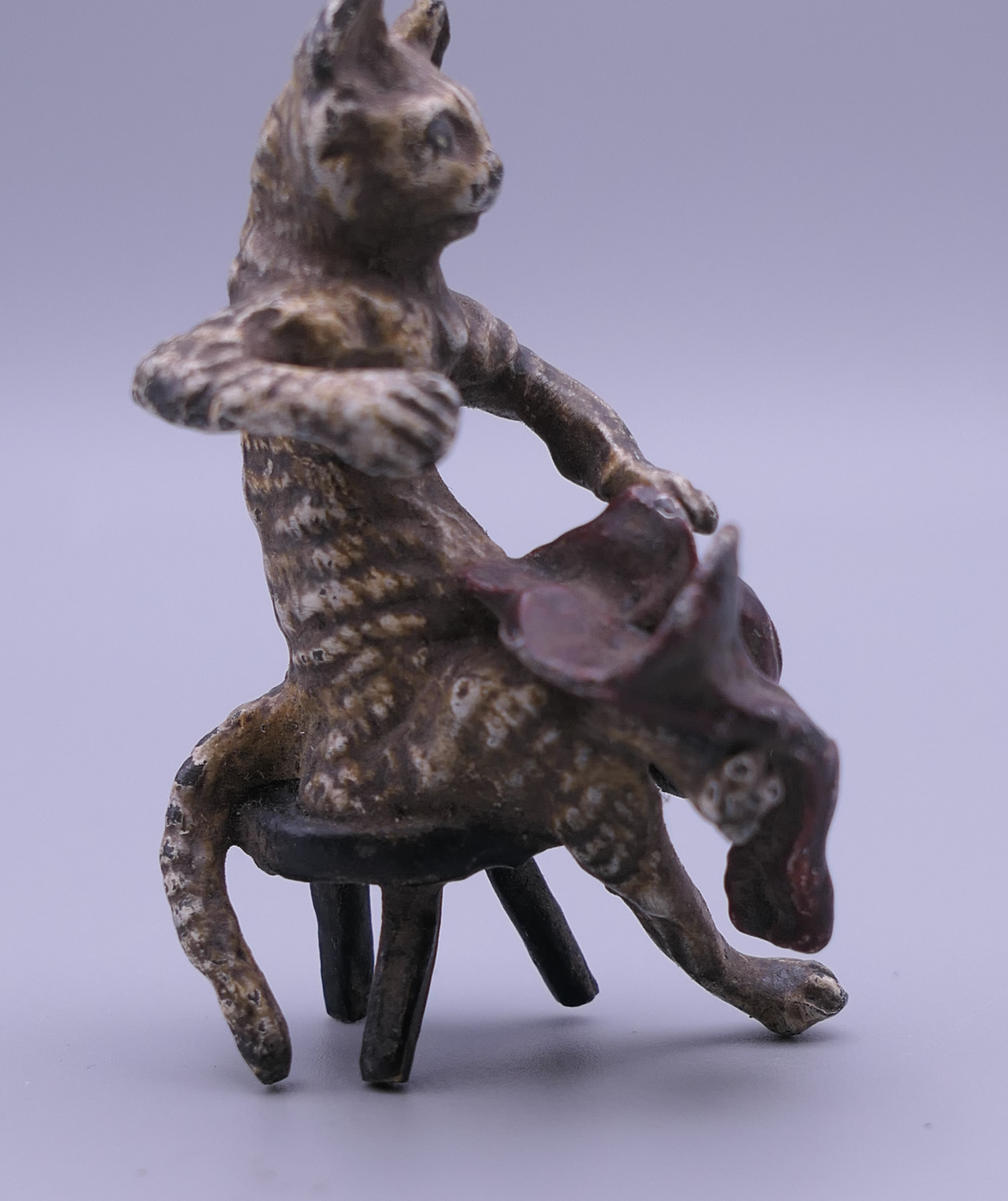 A cold painted bronze model of a cat. 5.5 cm high. - Image 2 of 4