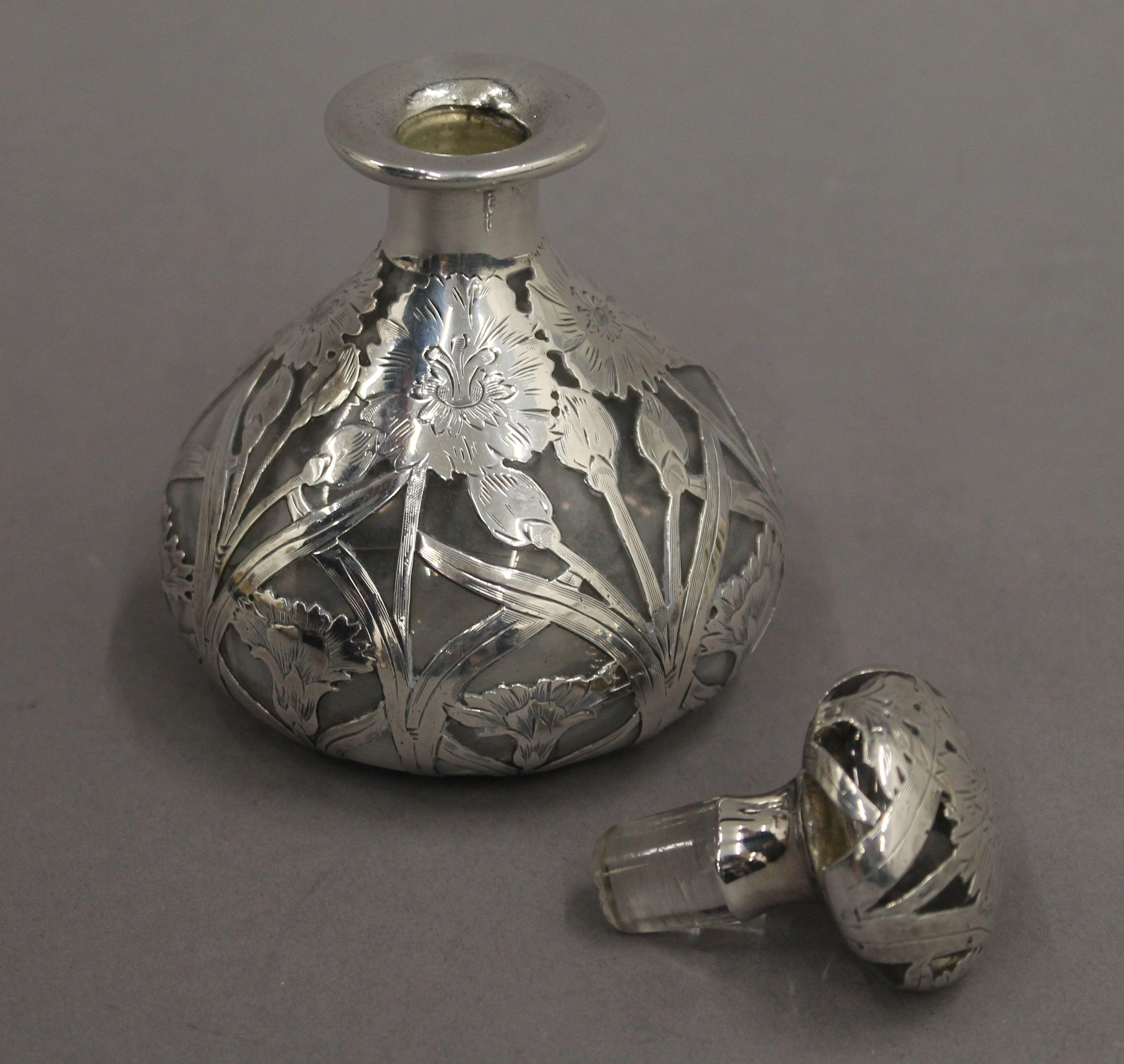 A silver overlay scent bottle. 12 cm high. - Image 3 of 4