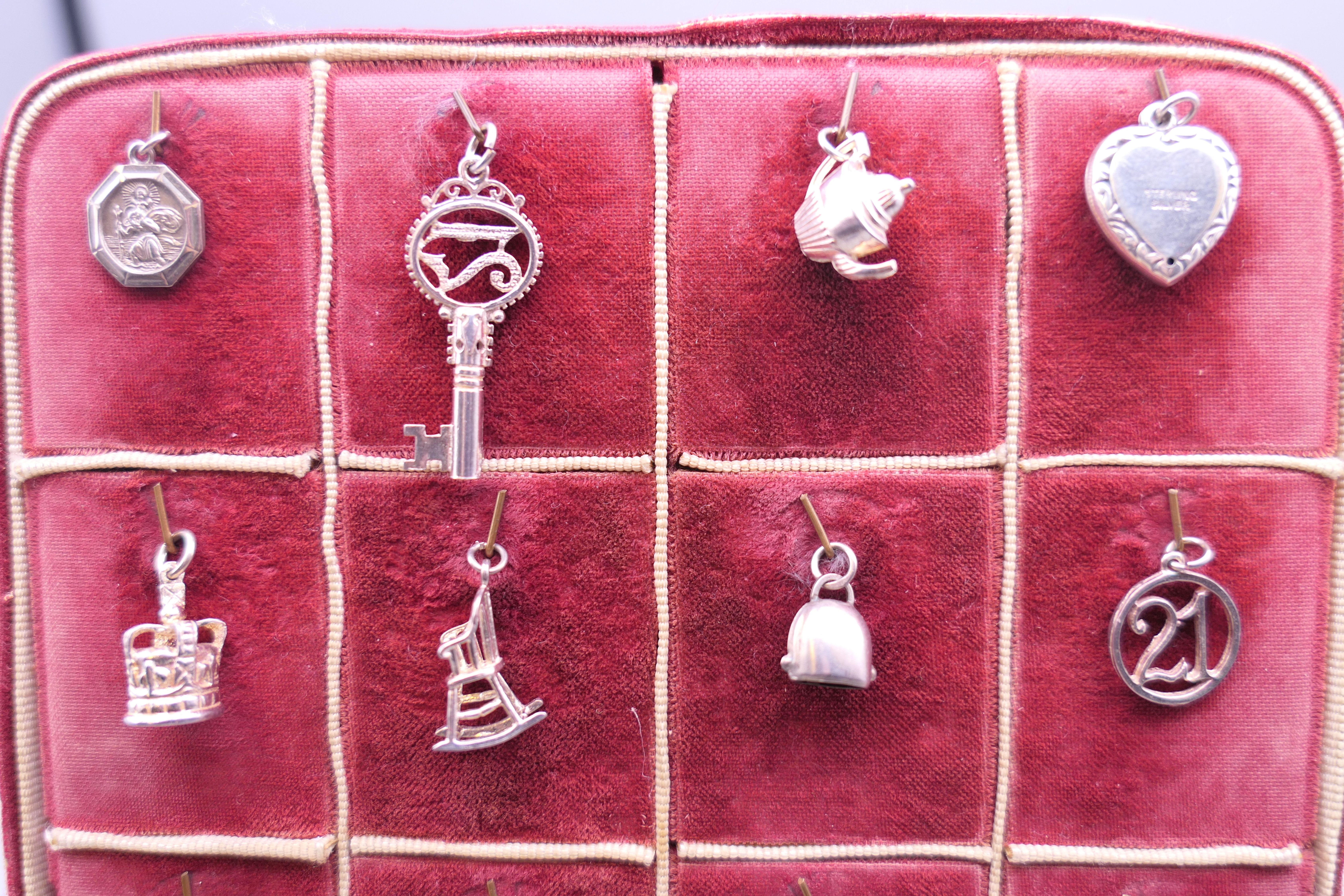 A vintage jewellery stand set with 20 silver charms. - Image 3 of 5