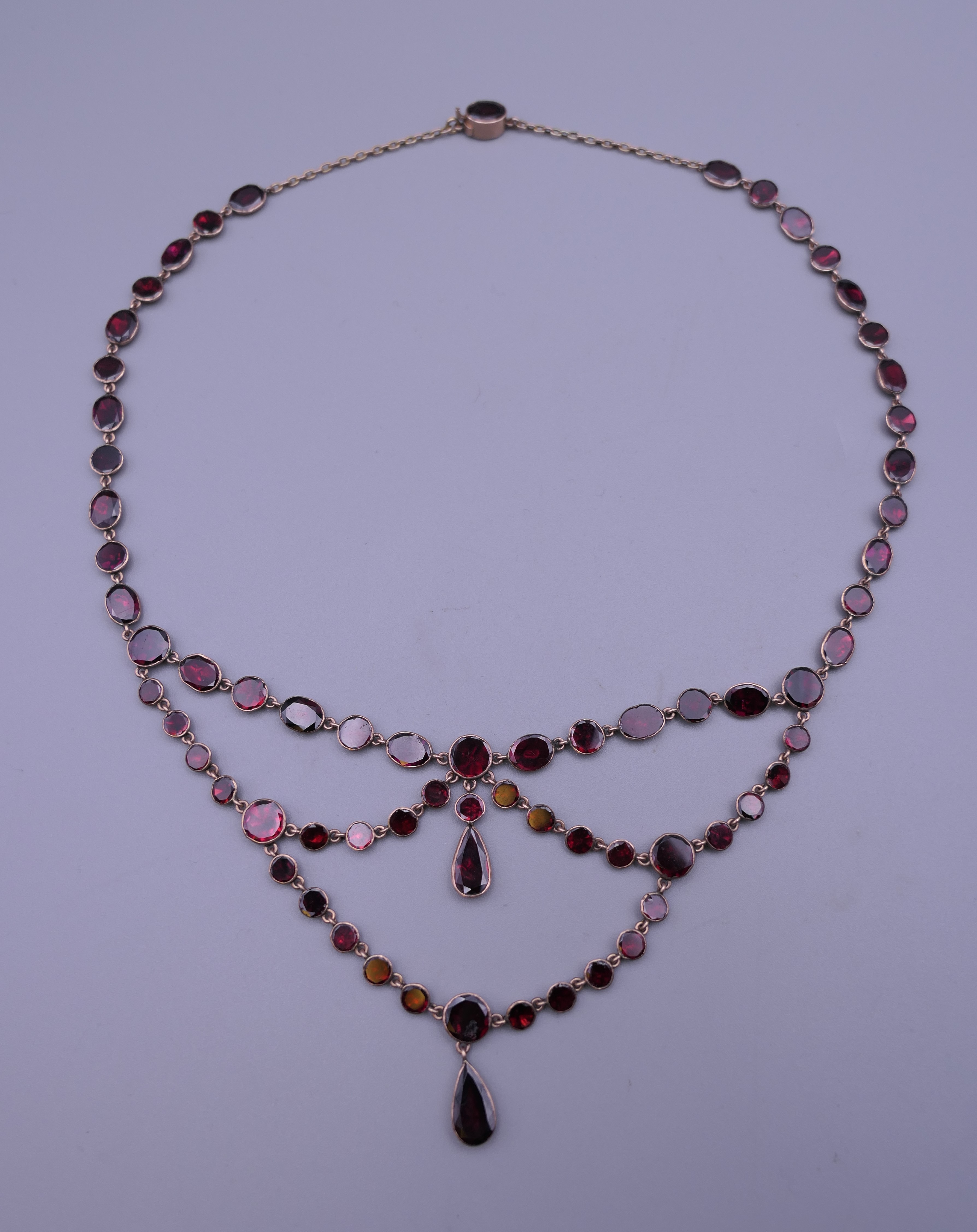 A 9 KT gold almandine garnet set necklace. 45 cm long. - Image 4 of 12