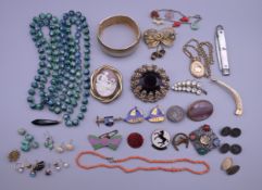 A quantity of various jewellery.