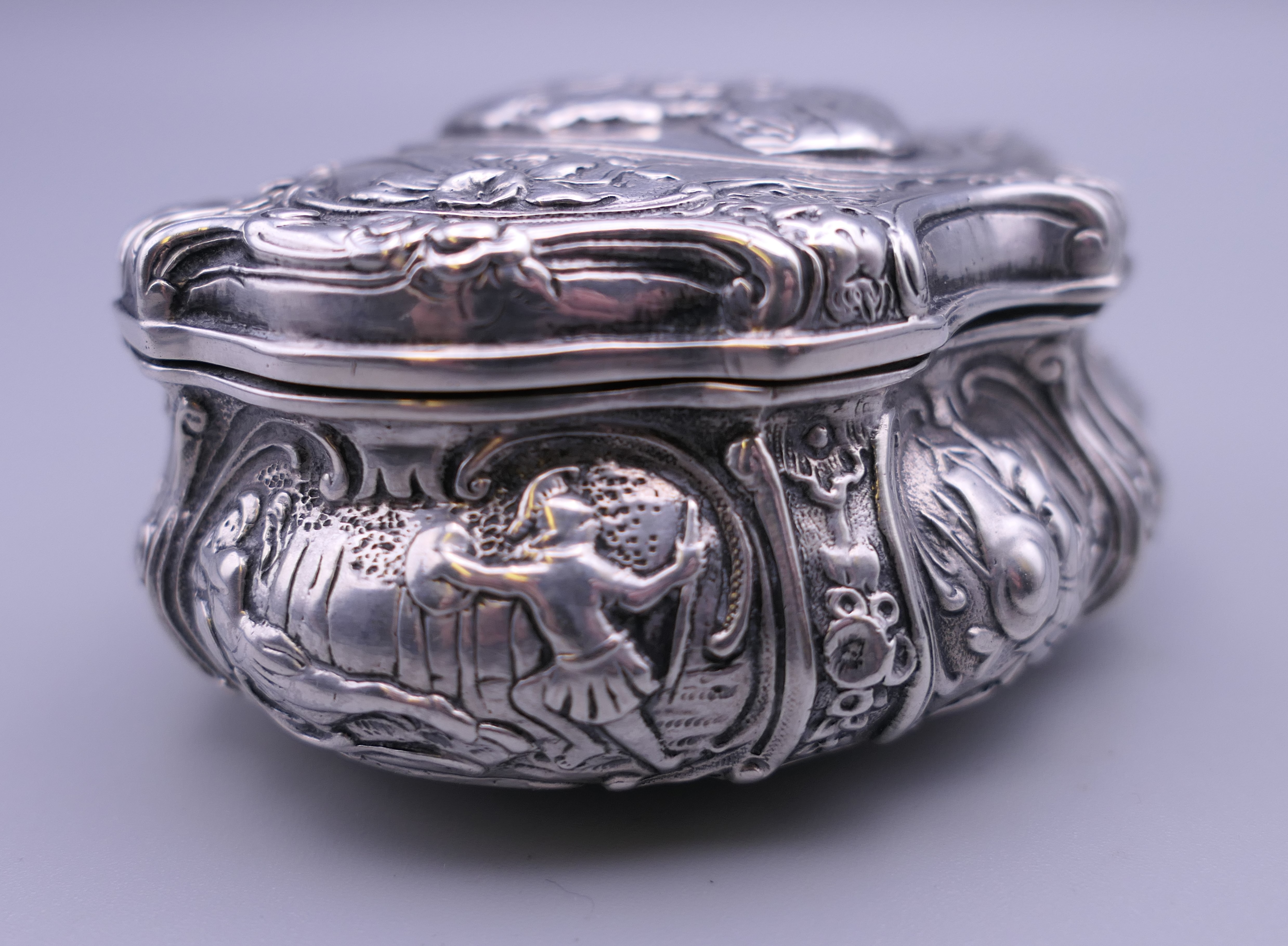 A 19th century Continental silver snuff box. 8.5 cm wide. - Image 3 of 9