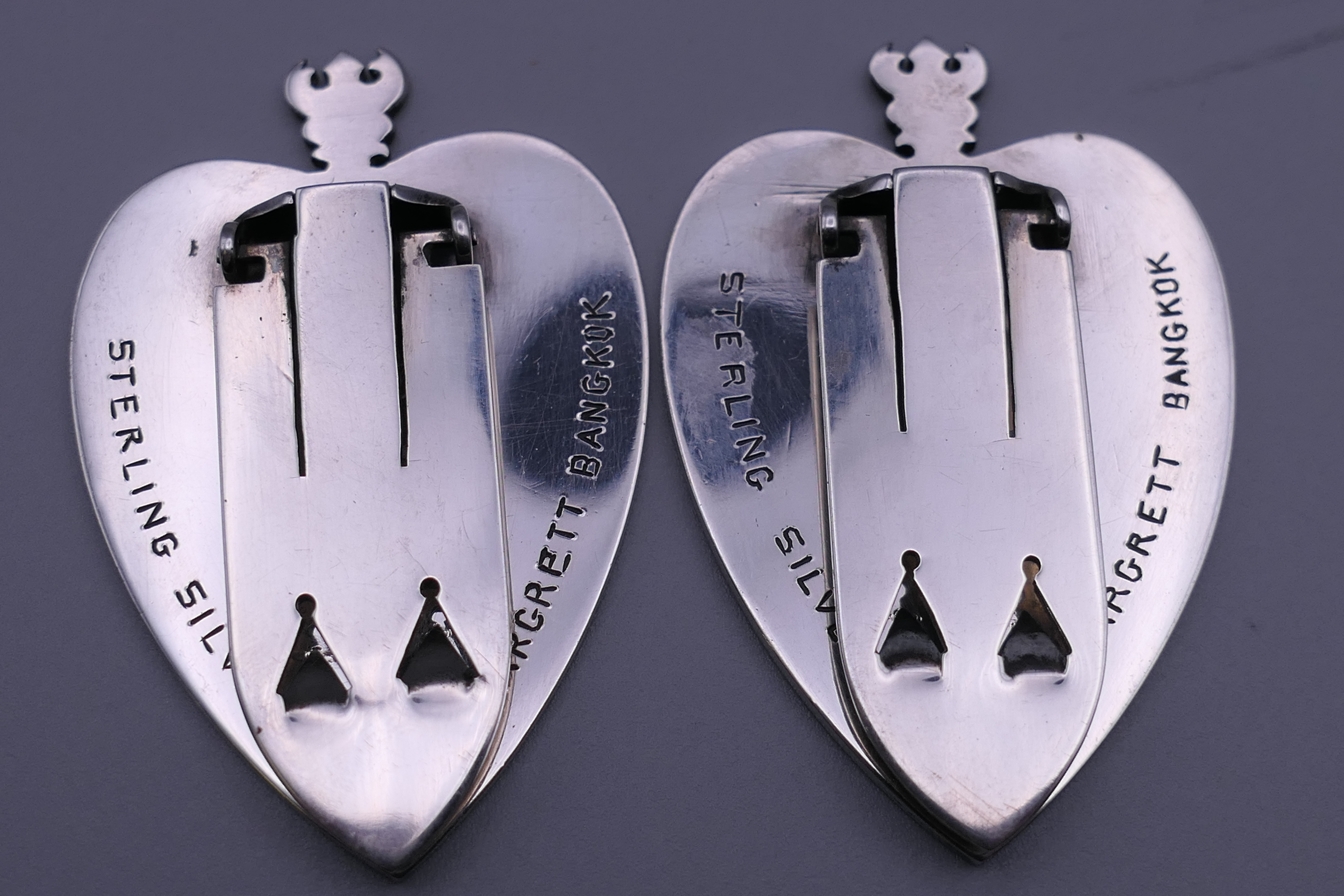 A pair of sterling silver niello clips by F W Margaret, Bangkok. Each 4.5 cm high. - Image 2 of 6