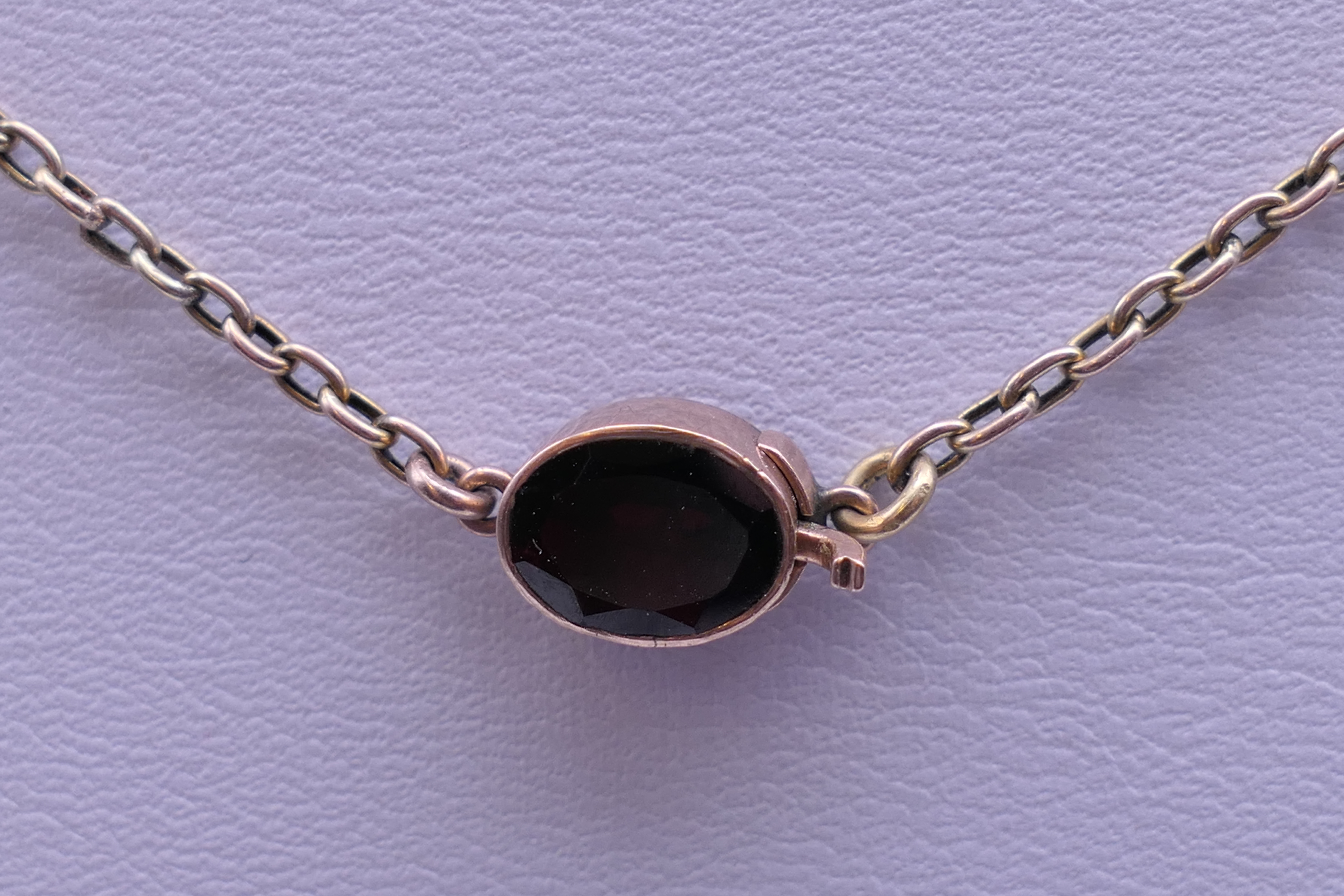 A 9 KT gold almandine garnet set necklace. 45 cm long. - Image 10 of 12