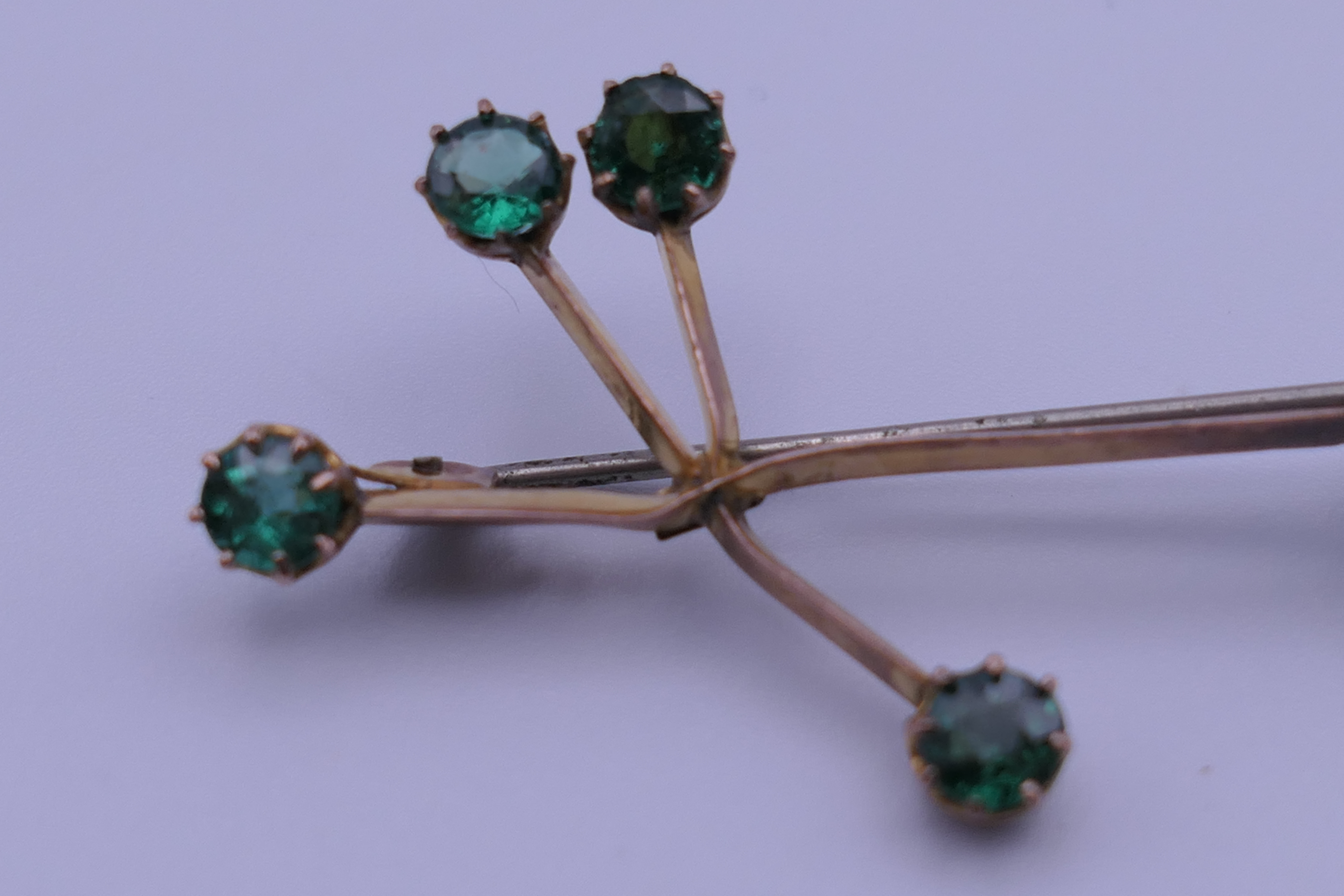 Two 9 ct gold brooches, one formed as a star constellation, the other a bird. The former 4. - Image 9 of 9