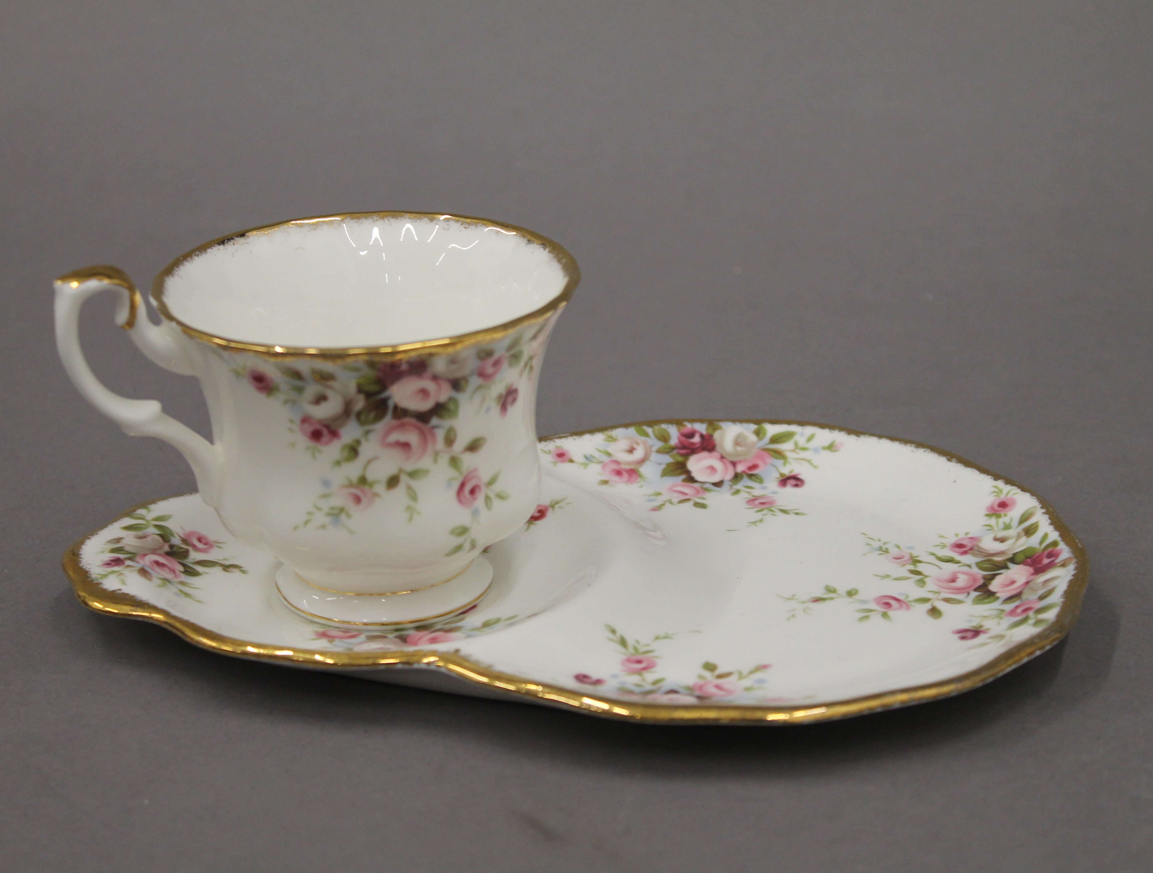 A Coalport Ming Rose porcelain tea set and various dinner wares. - Image 13 of 19
