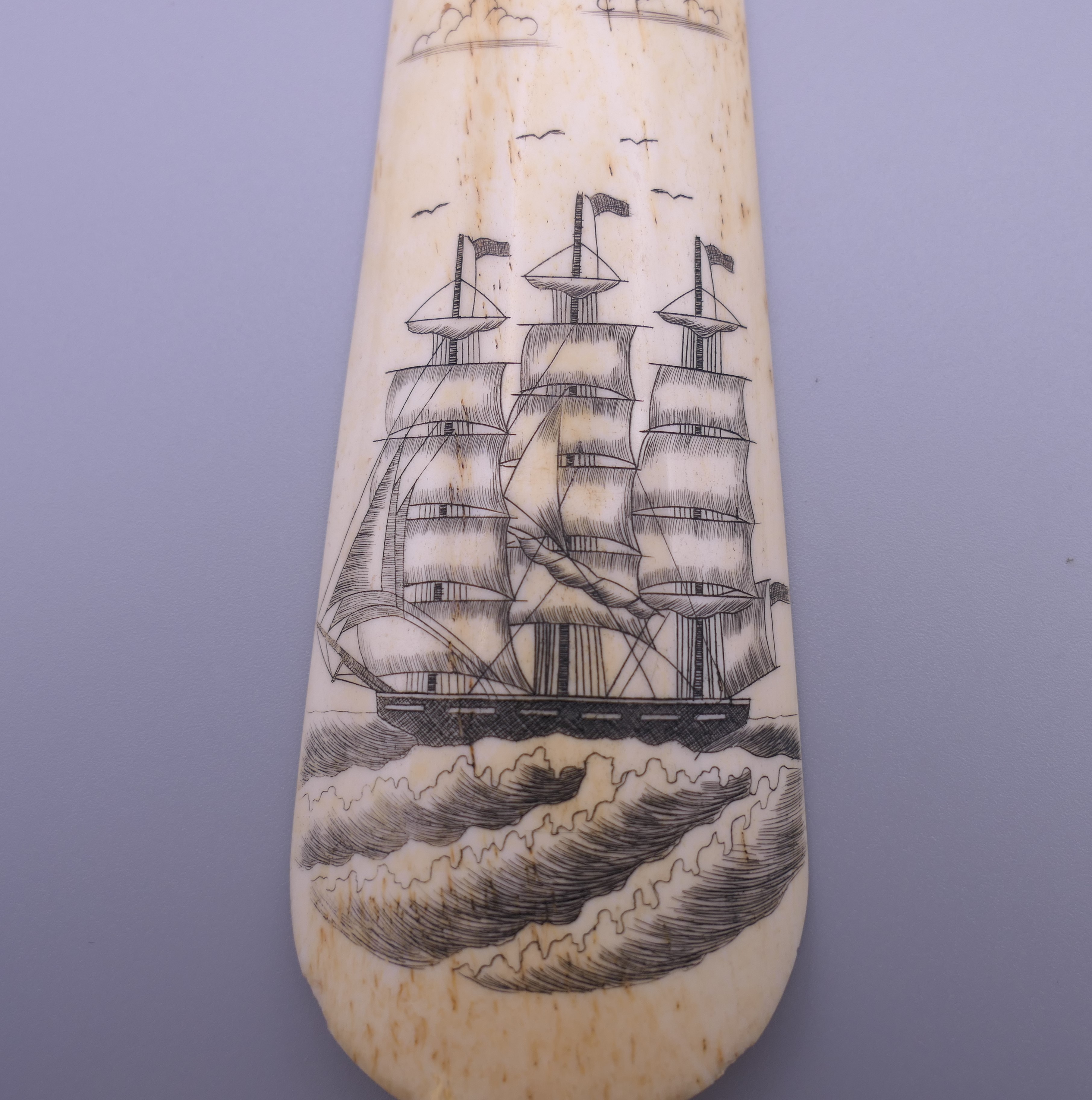 A bone shoe horn decorated with a ship. 15 cm long. - Image 4 of 4