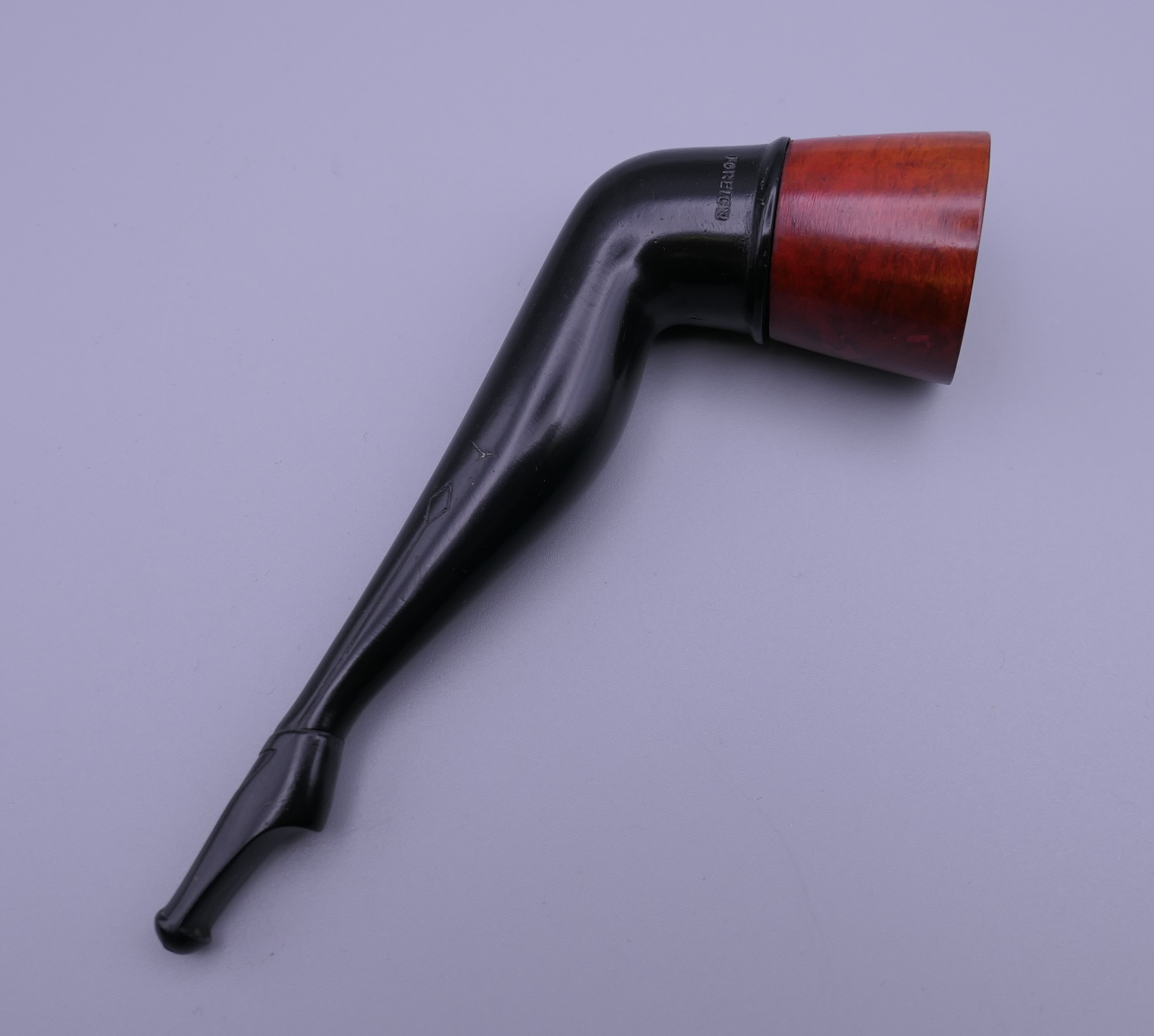 A wood bowled novelty pipe in the form of a lady's shapely leg. 13.5 cm long. - Image 2 of 5