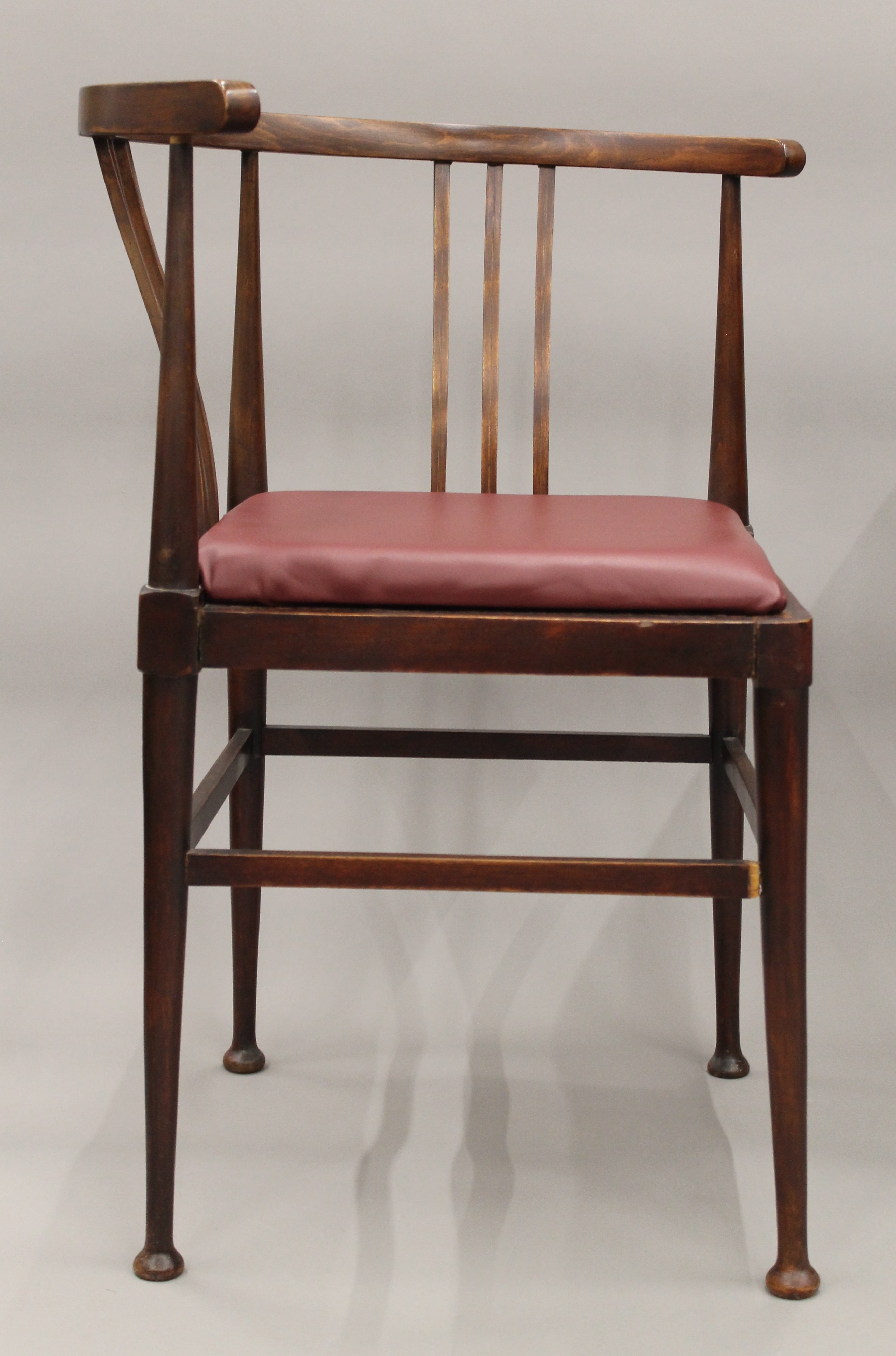 A reproduction mahogany desk and a corner chair. The former 122 cm wide. - Image 4 of 11