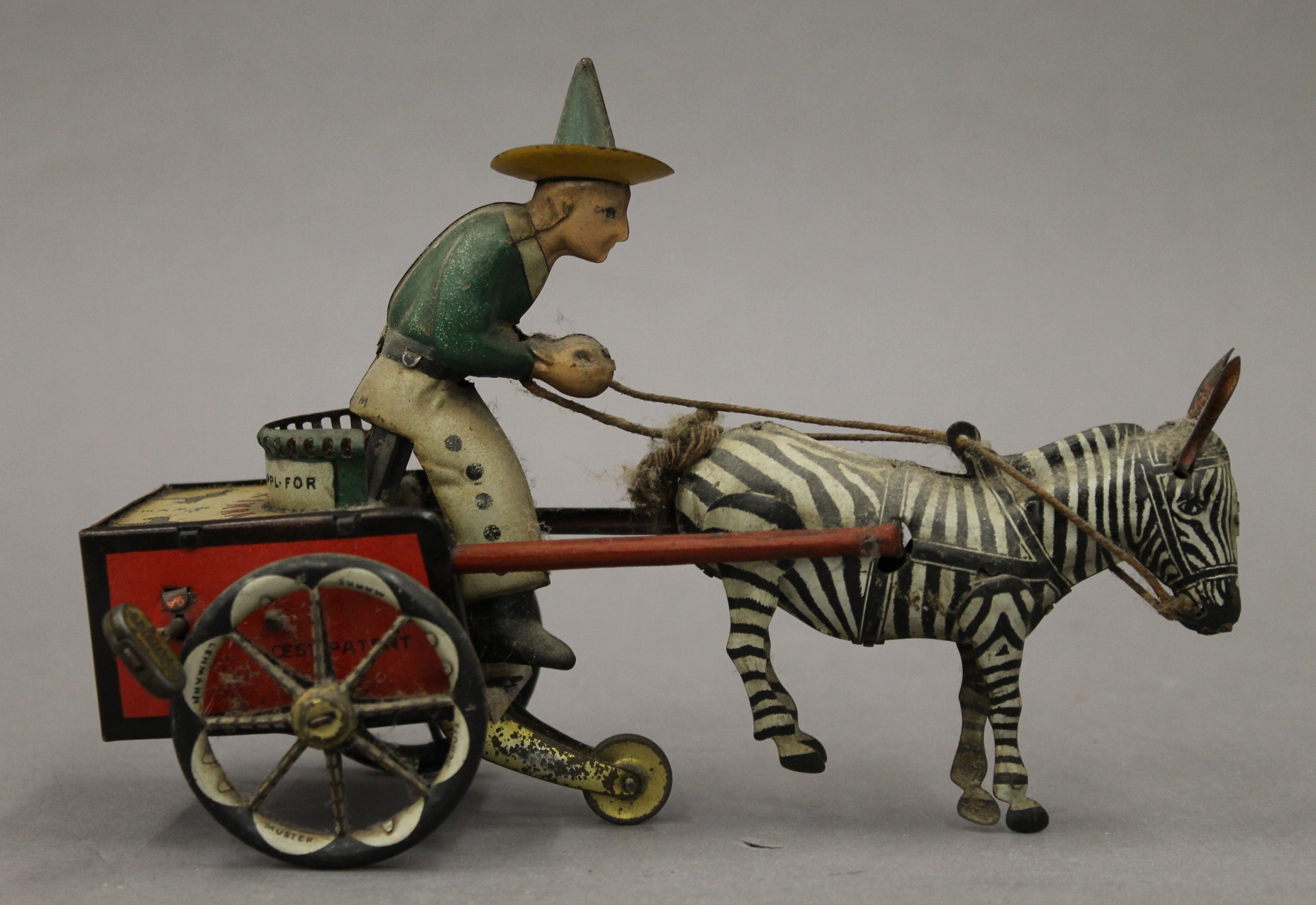A Lehman tin plate clockwork model of a zebra and cart. 18 cm long. - Bild 2 aus 5