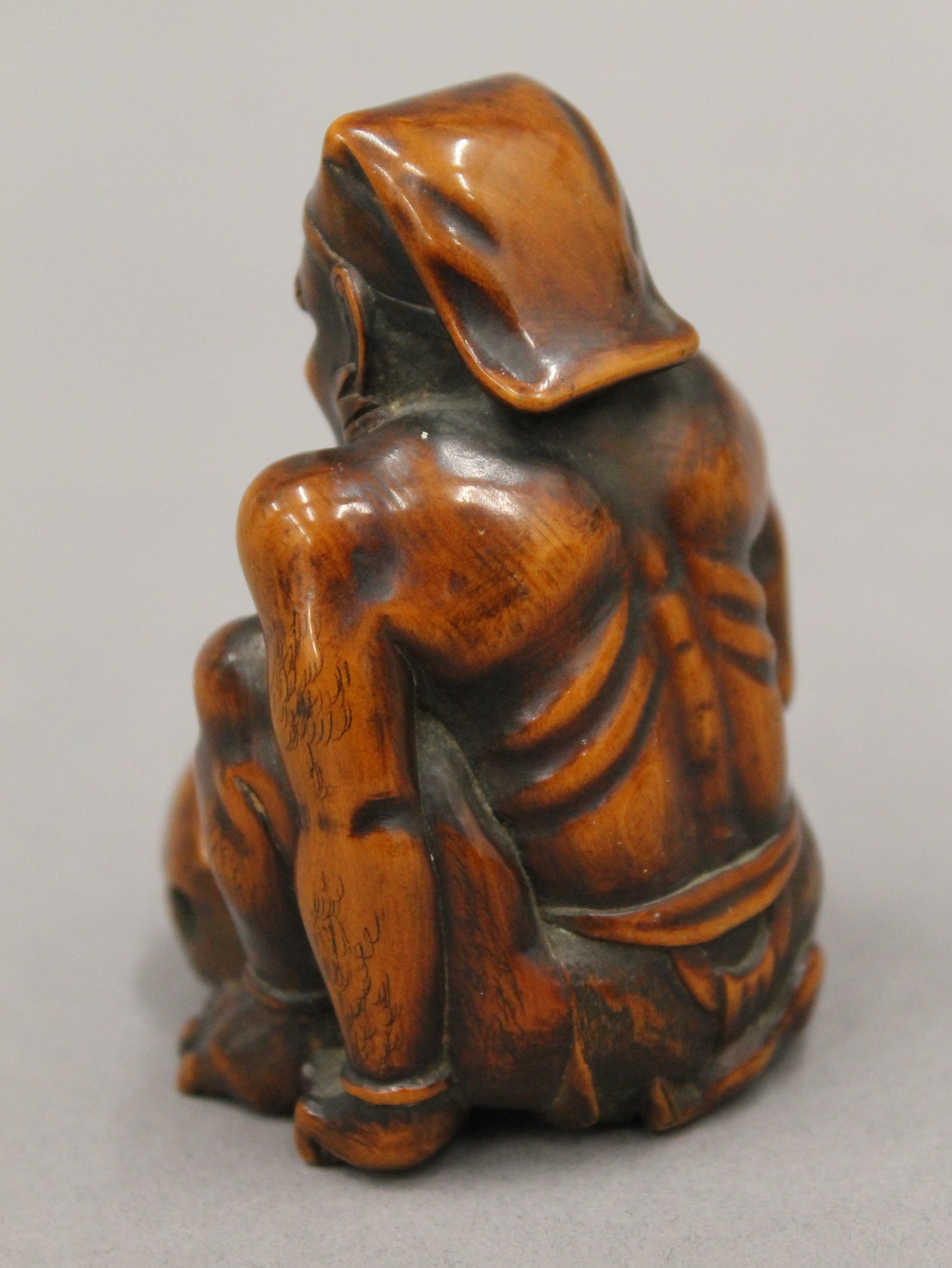 A boxwood okimono formed as a figure banging a drum. 7.5 cm high. - Bild 4 aus 5