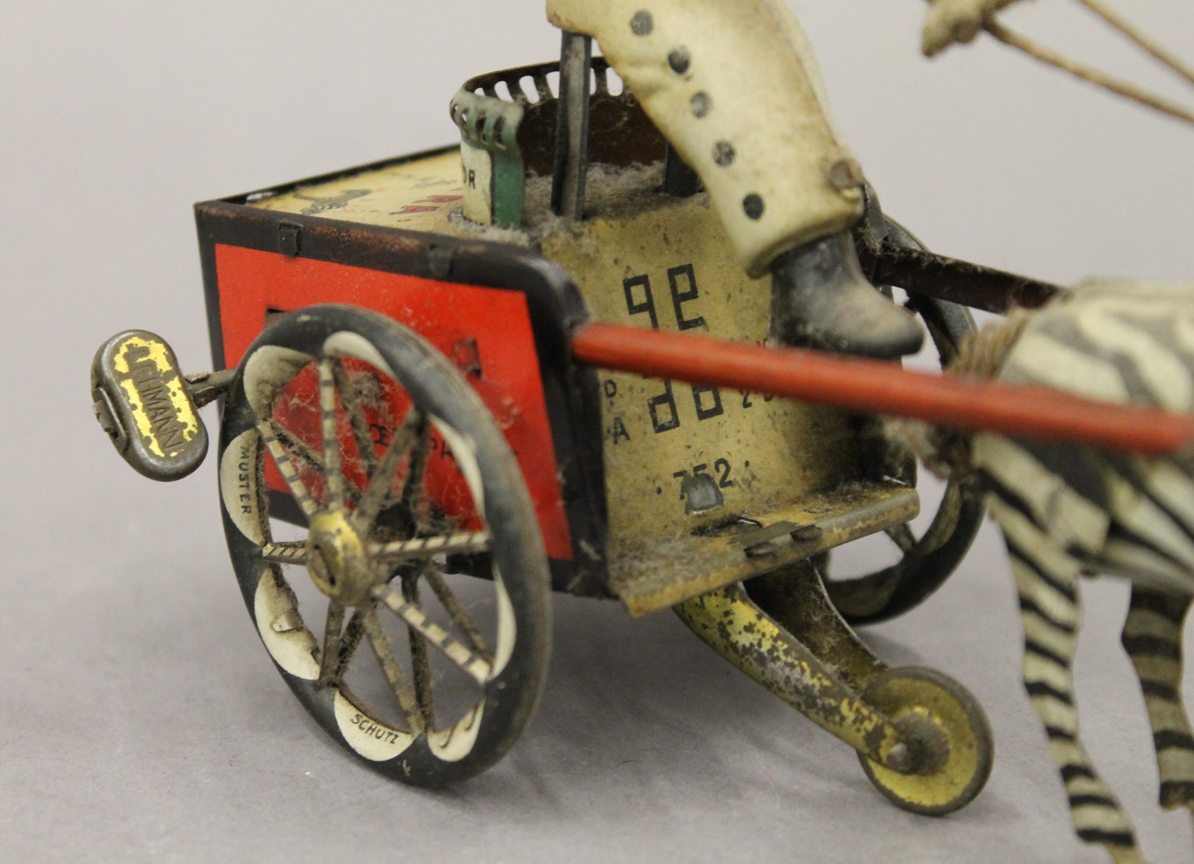 A Lehman tin plate clockwork model of a zebra and cart. 18 cm long. - Bild 4 aus 5