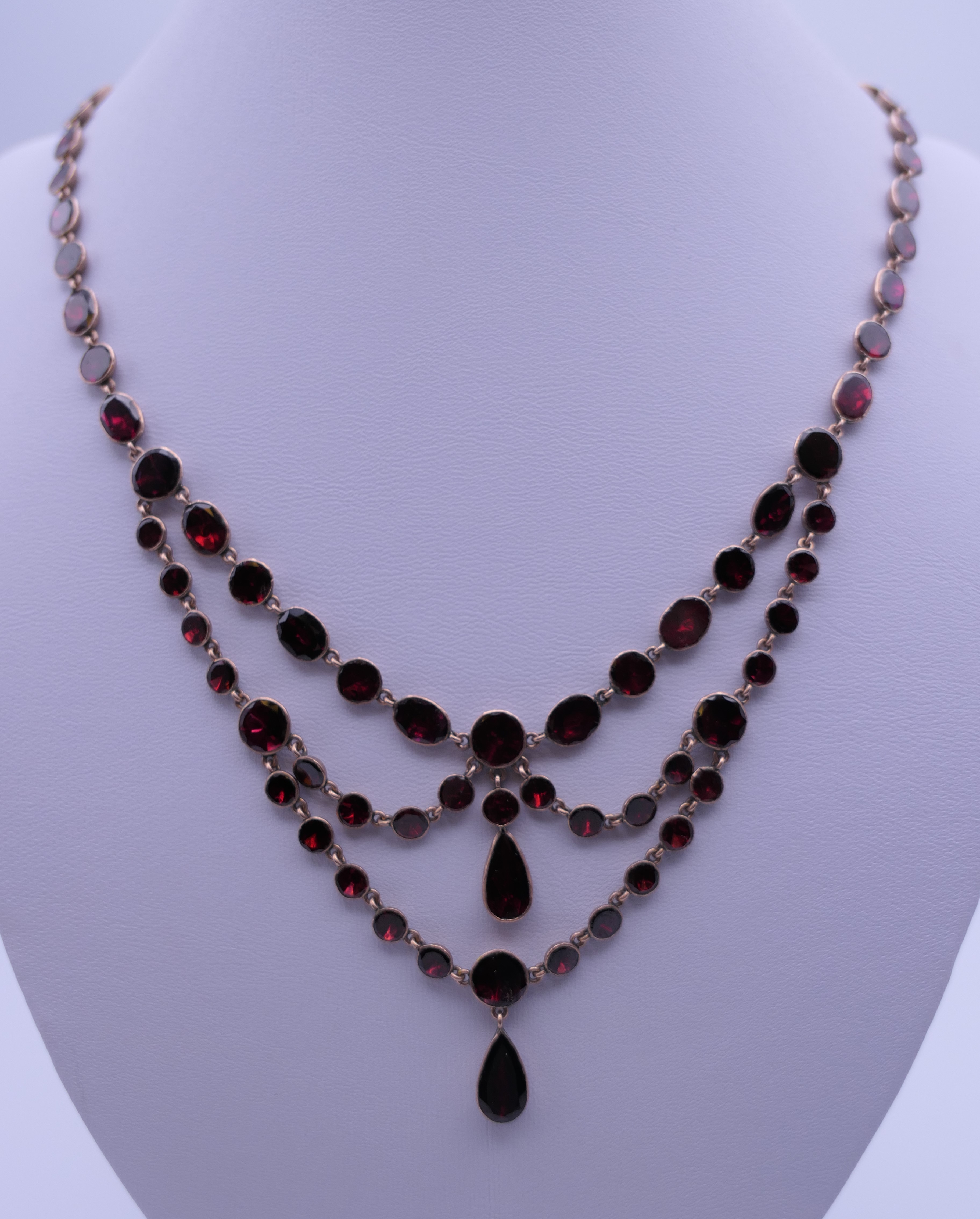 A 9 KT gold almandine garnet set necklace. 45 cm long. - Image 2 of 12