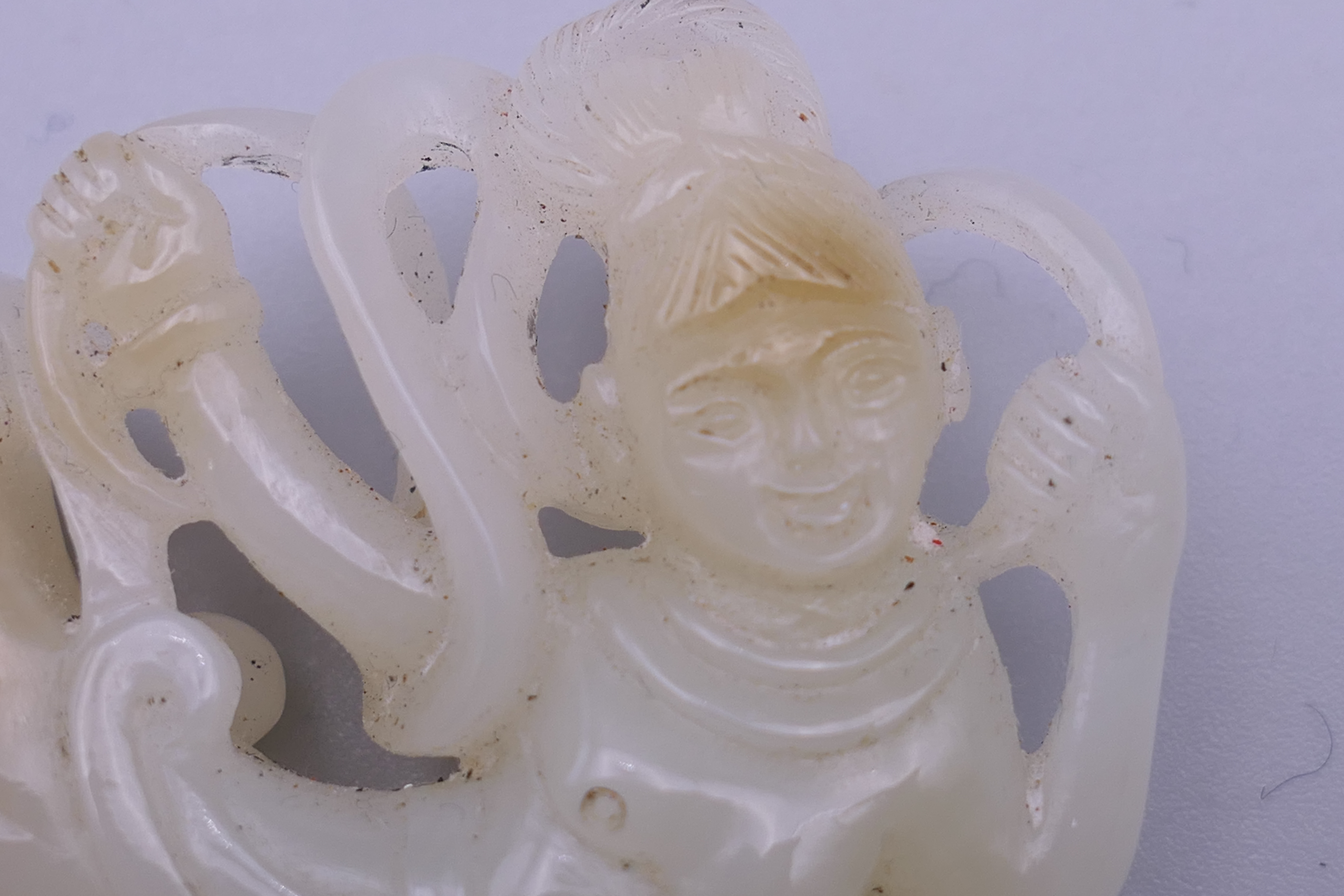 A Chinese jade carving of Guanyin. 5.5 cm wide. - Image 8 of 9