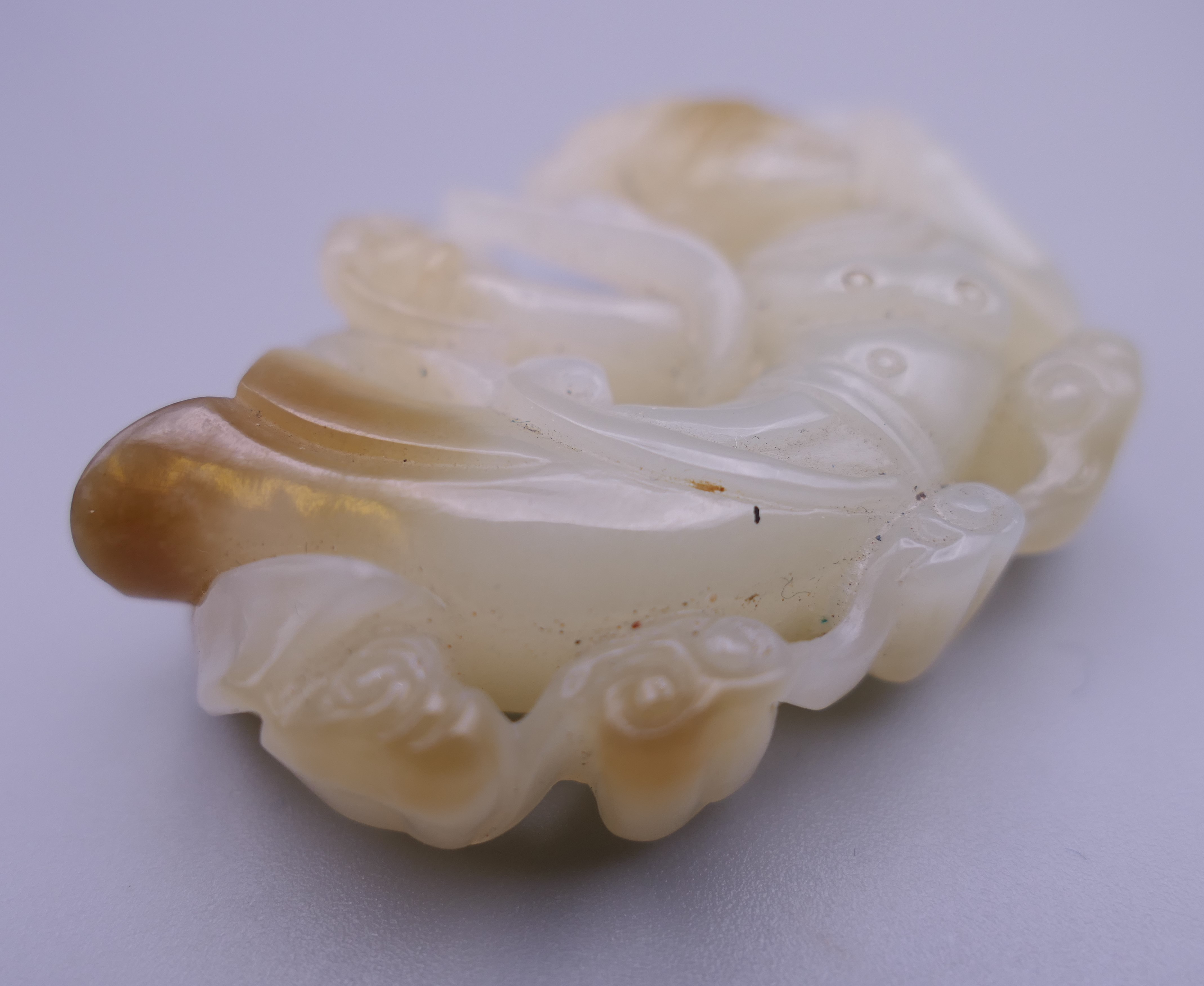 A Chinese jade carving of Guanyin. 5.5 cm wide. - Image 3 of 9