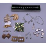 A quantity of various jewellery.