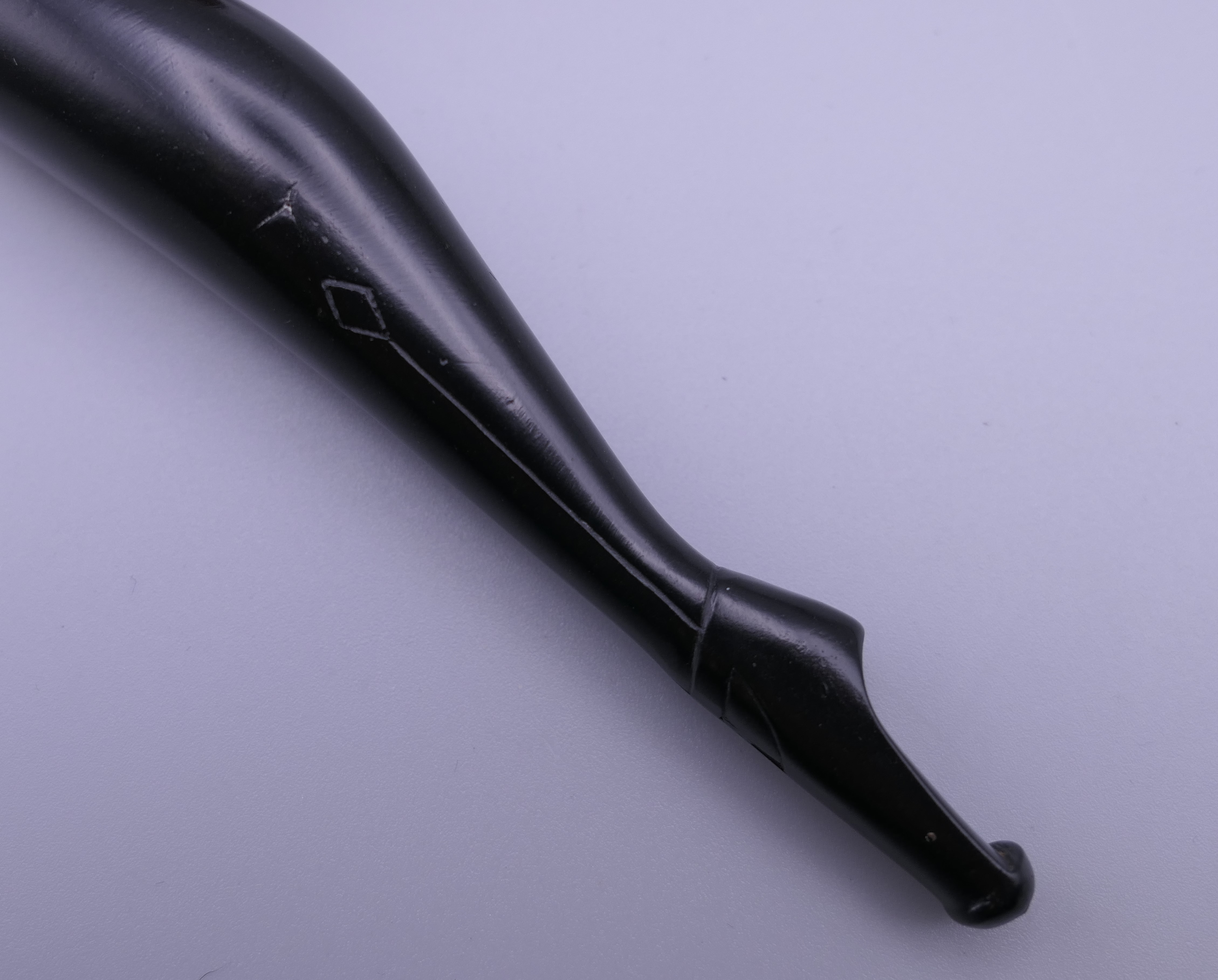 A wood bowled novelty pipe in the form of a lady's shapely leg. 13.5 cm long. - Image 3 of 5