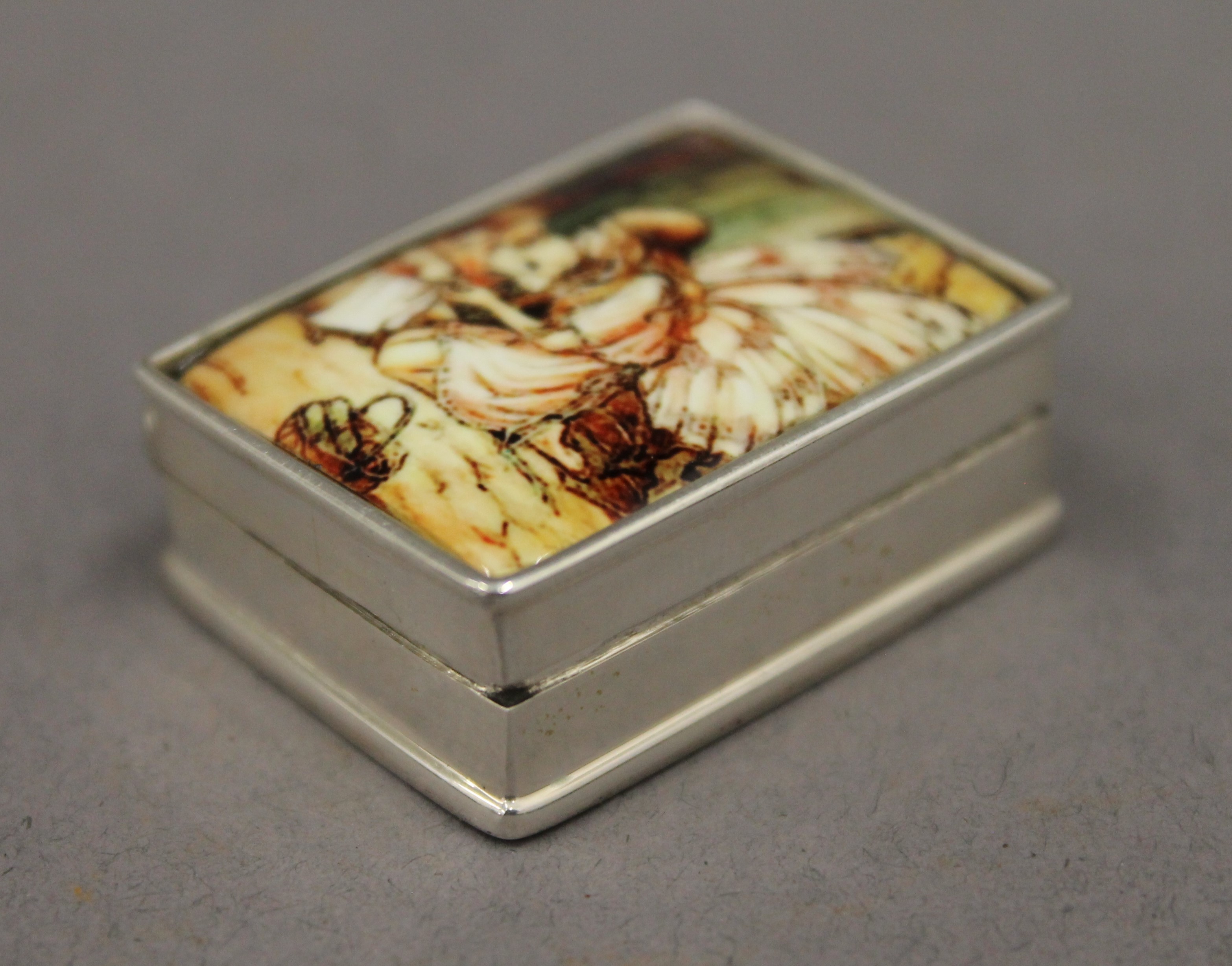 A small silver box decorated with a fairy and a mouse. 3 cm high. - Image 3 of 5