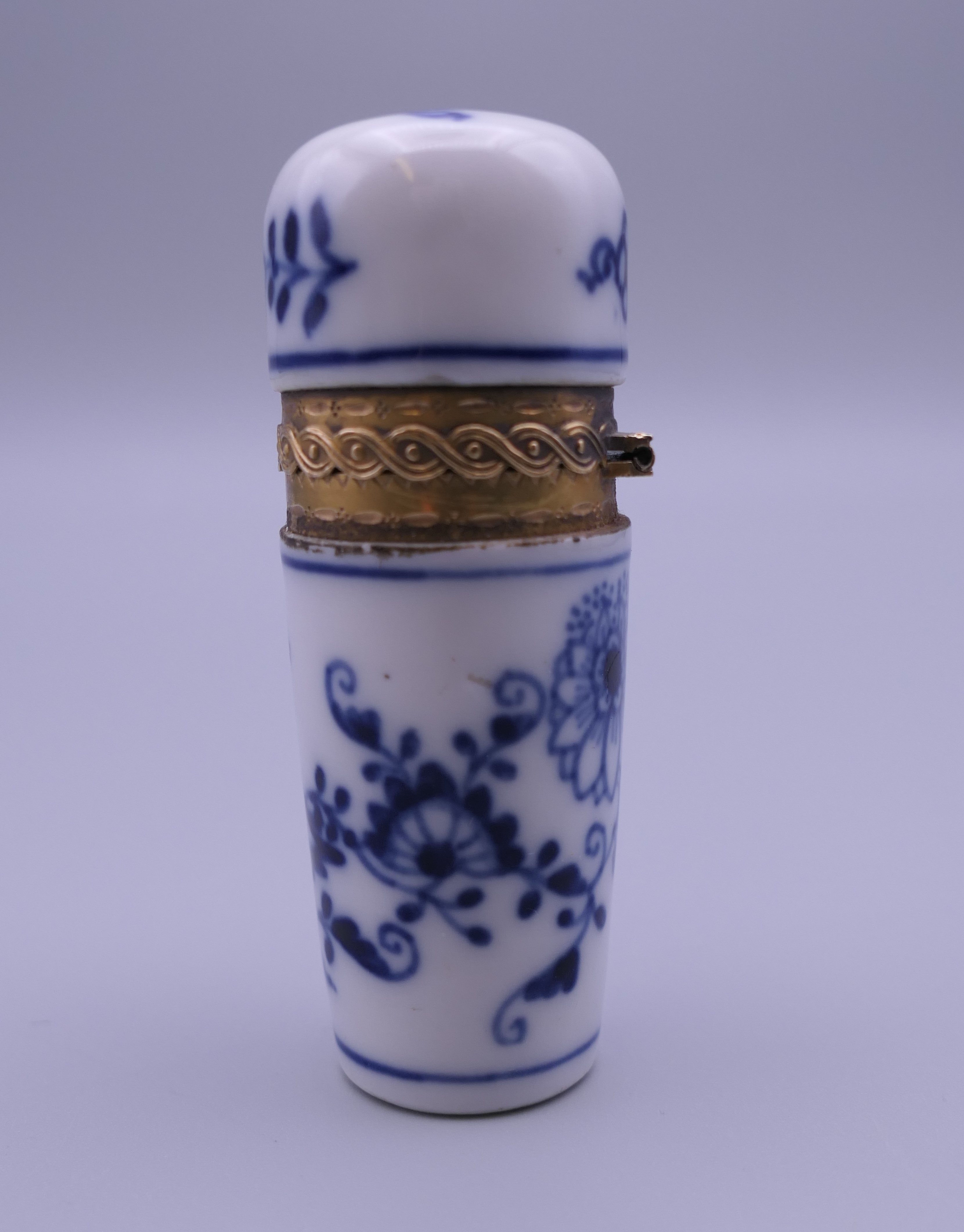 An unmarked gold mounted blue porcelain scent bottle. 6.5 cm high. - Image 3 of 7