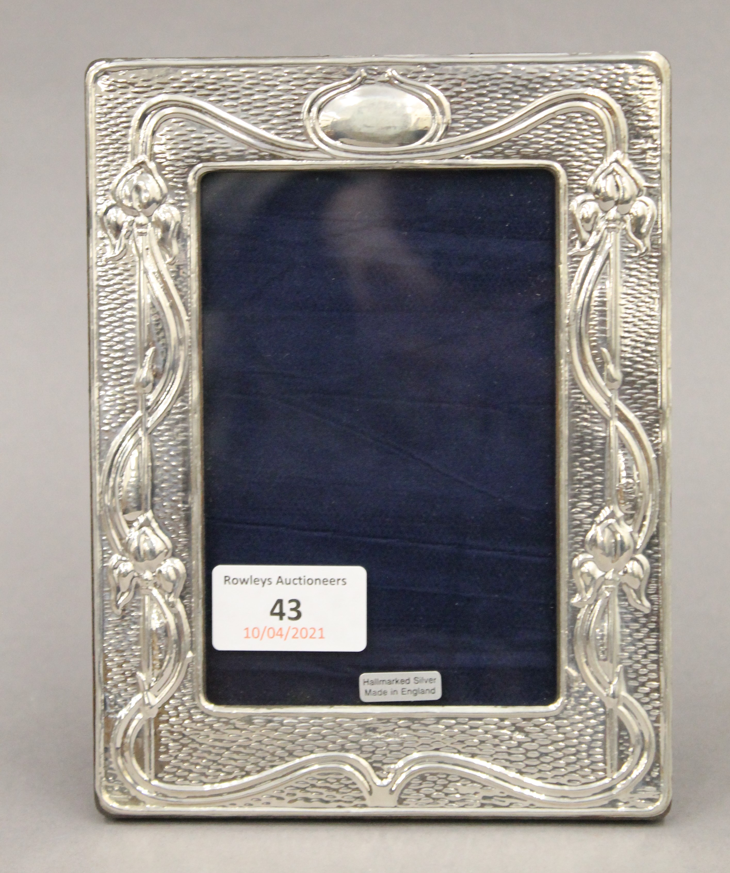 A pair of silver photograph frames. 18.5 cm high. - Image 3 of 4