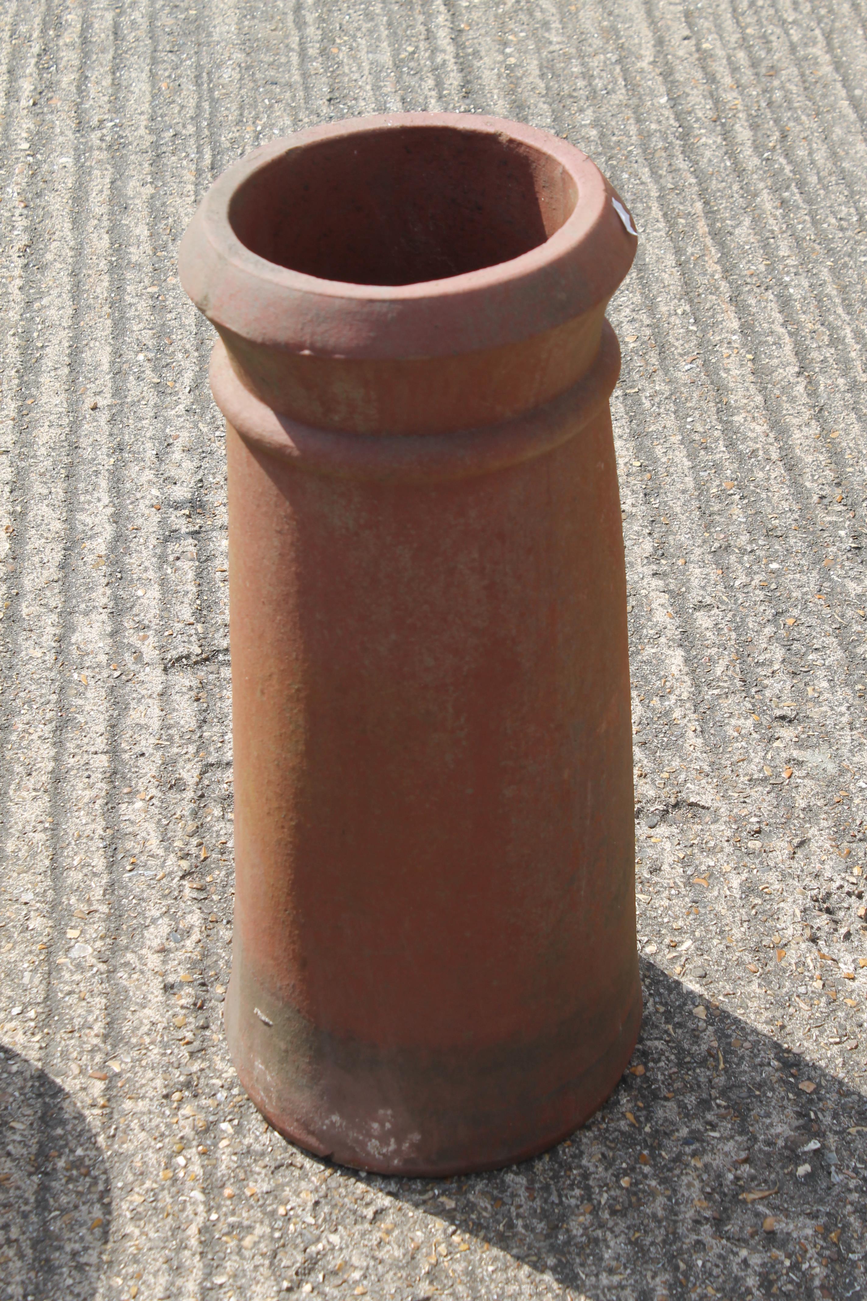 An early ceramic urn and a chimney pot. - Image 2 of 3