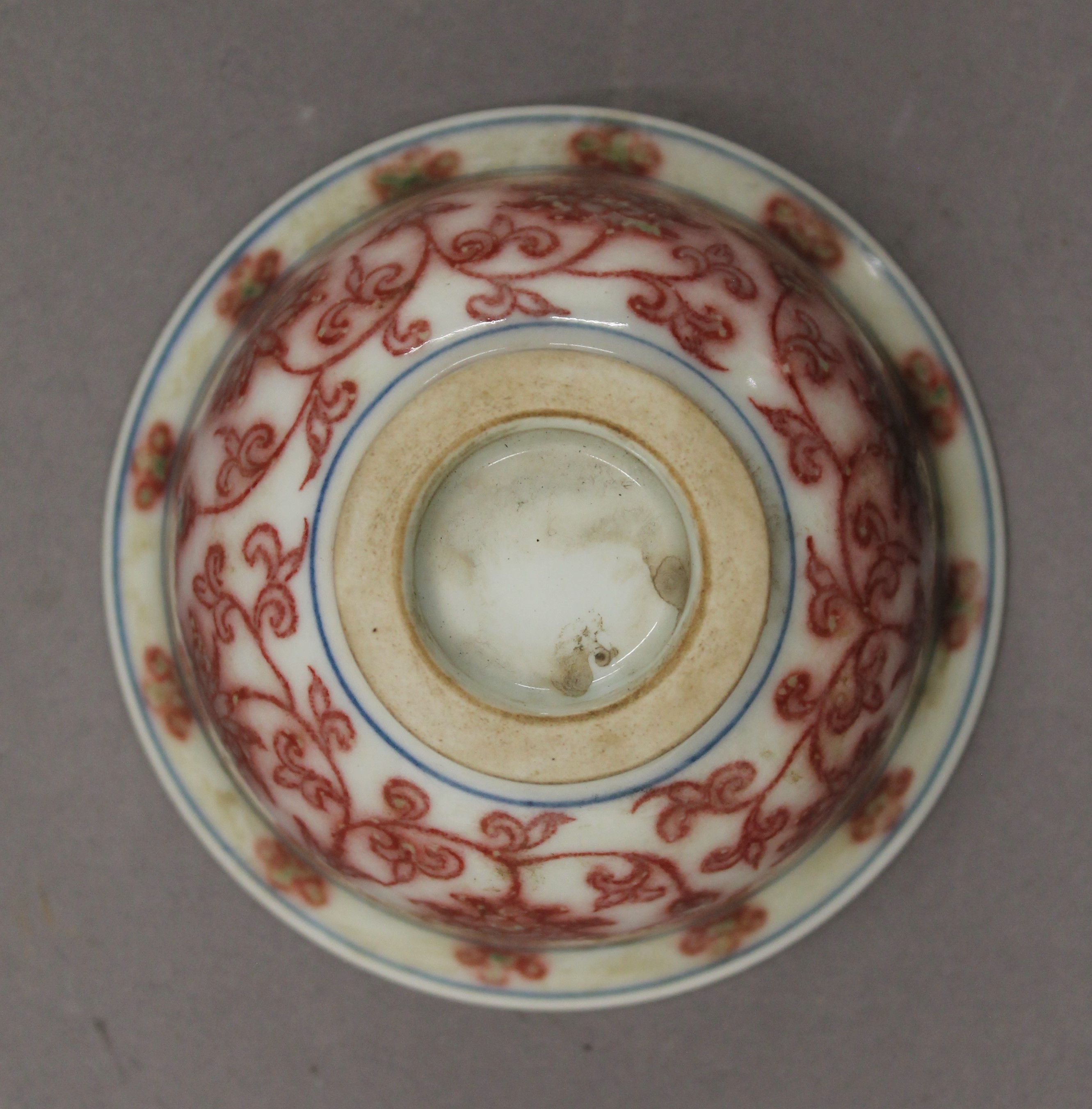 A Chinese porcelain tea bowl with red floral decoration. 9.5 cm diameter. - Image 4 of 4