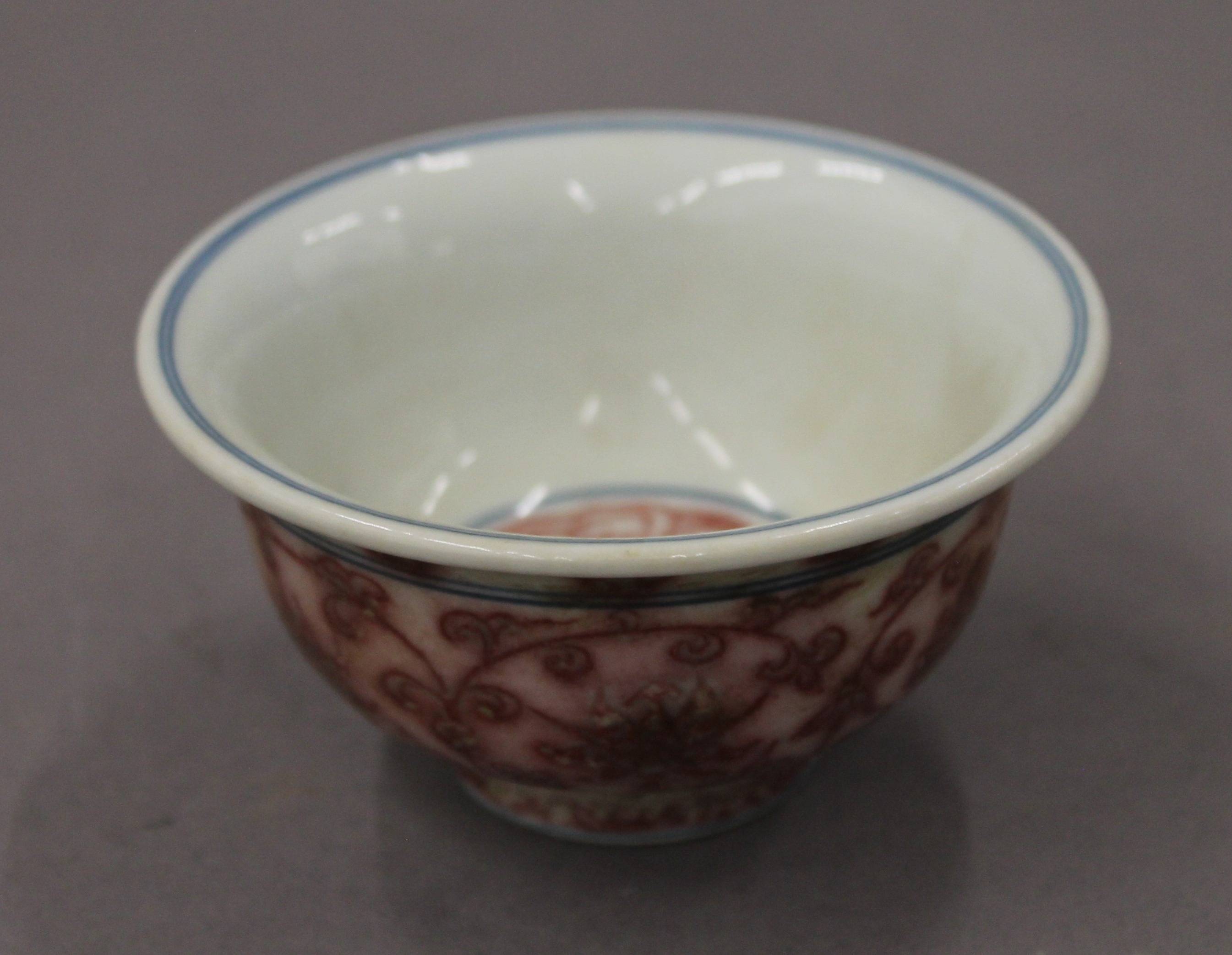 A Chinese porcelain tea bowl with red floral decoration. 9.5 cm diameter. - Image 2 of 4