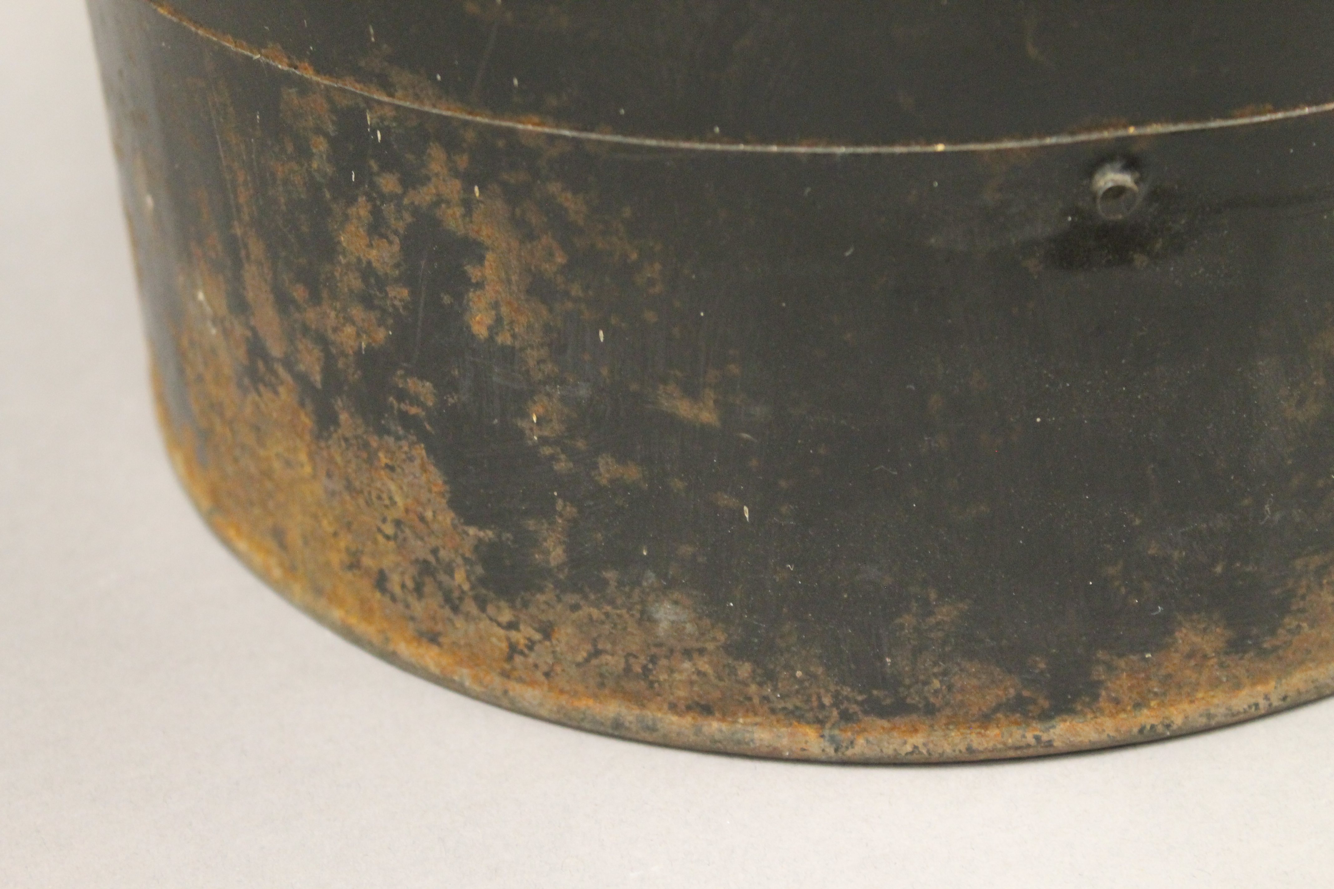 A county house toleware bucket with applied coat of arms. 40 cm high. - Image 4 of 5