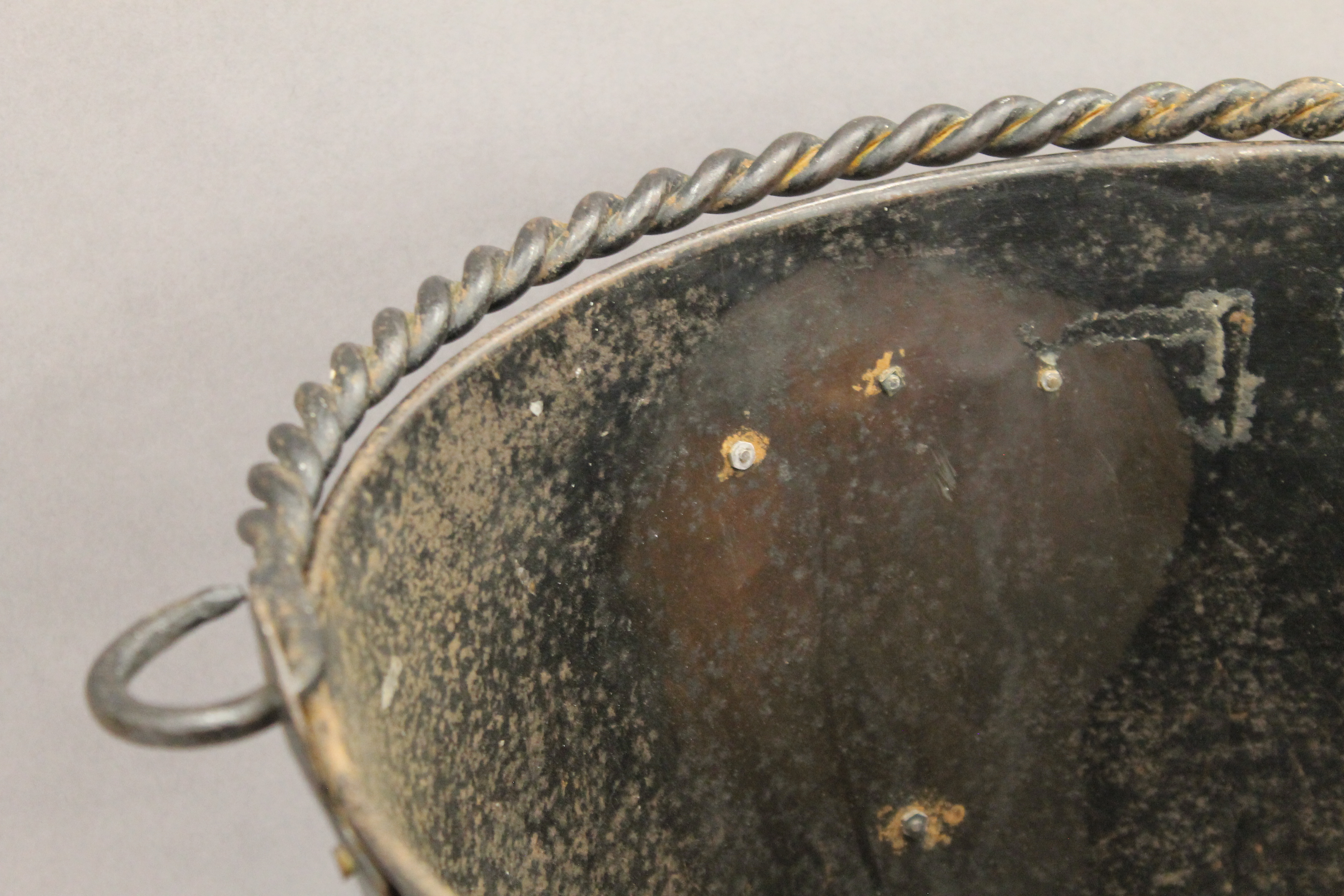 A county house toleware bucket with applied coat of arms. 40 cm high. - Image 5 of 5