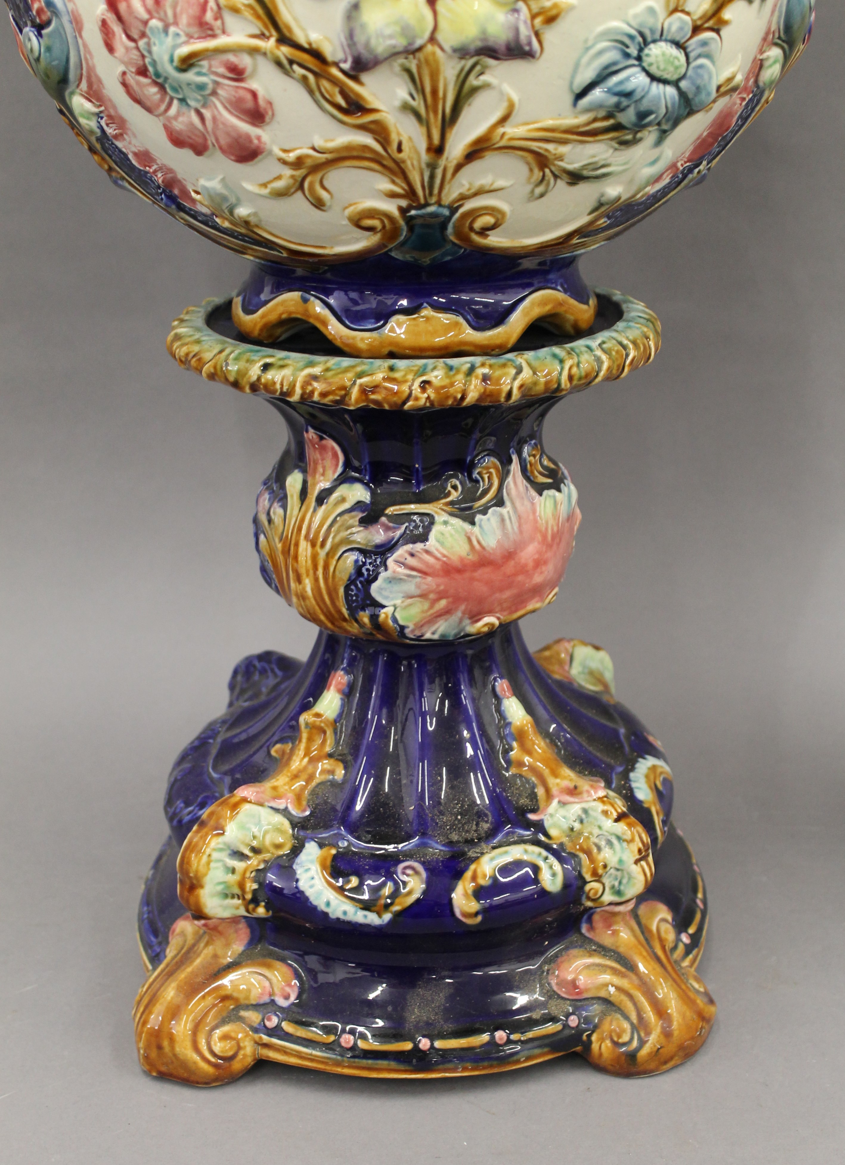 Two porcelain jardiniere's on stands. The largest 93 cm high overall. - Image 4 of 9