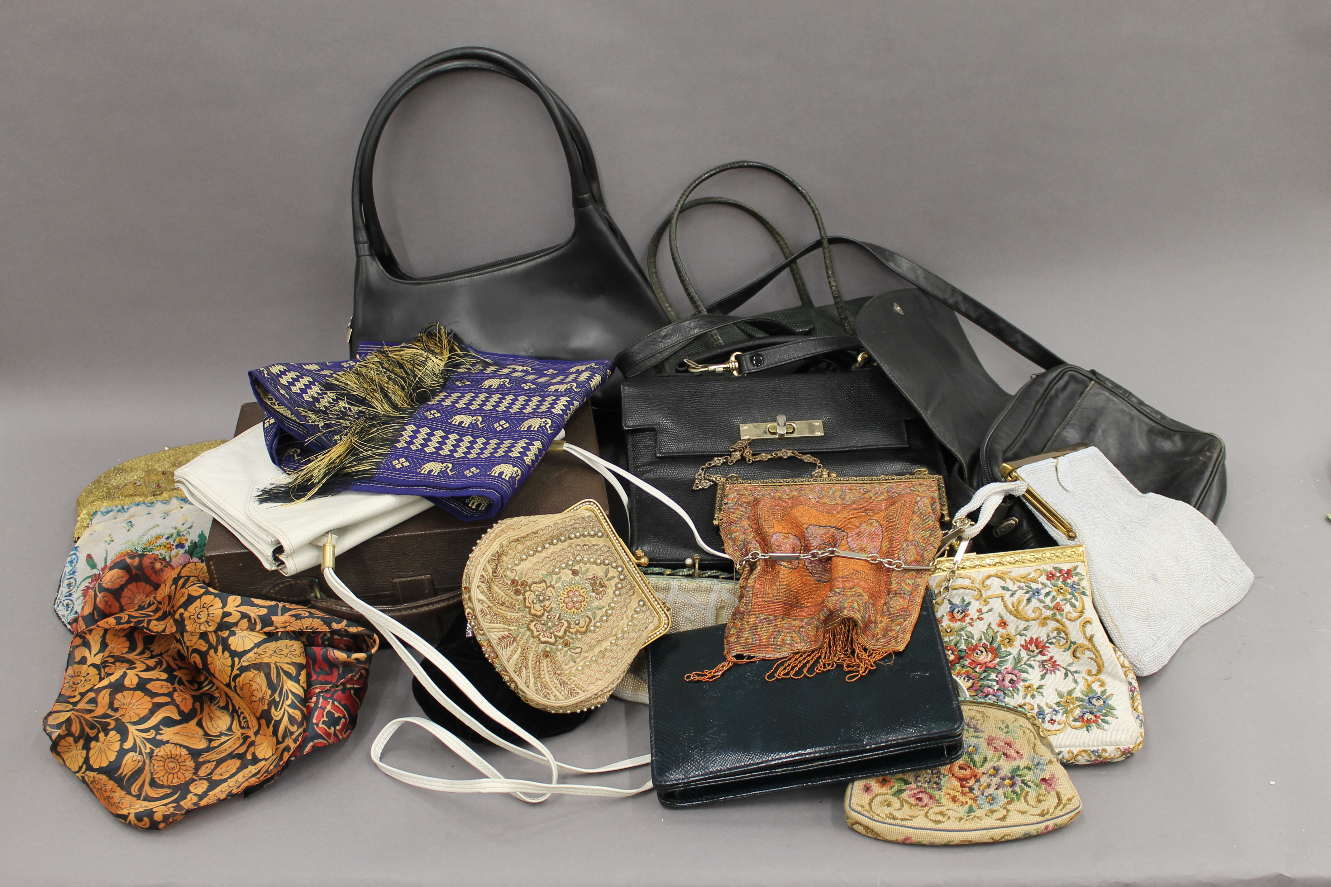 A quantity of vintage handbags and a vintage hat.