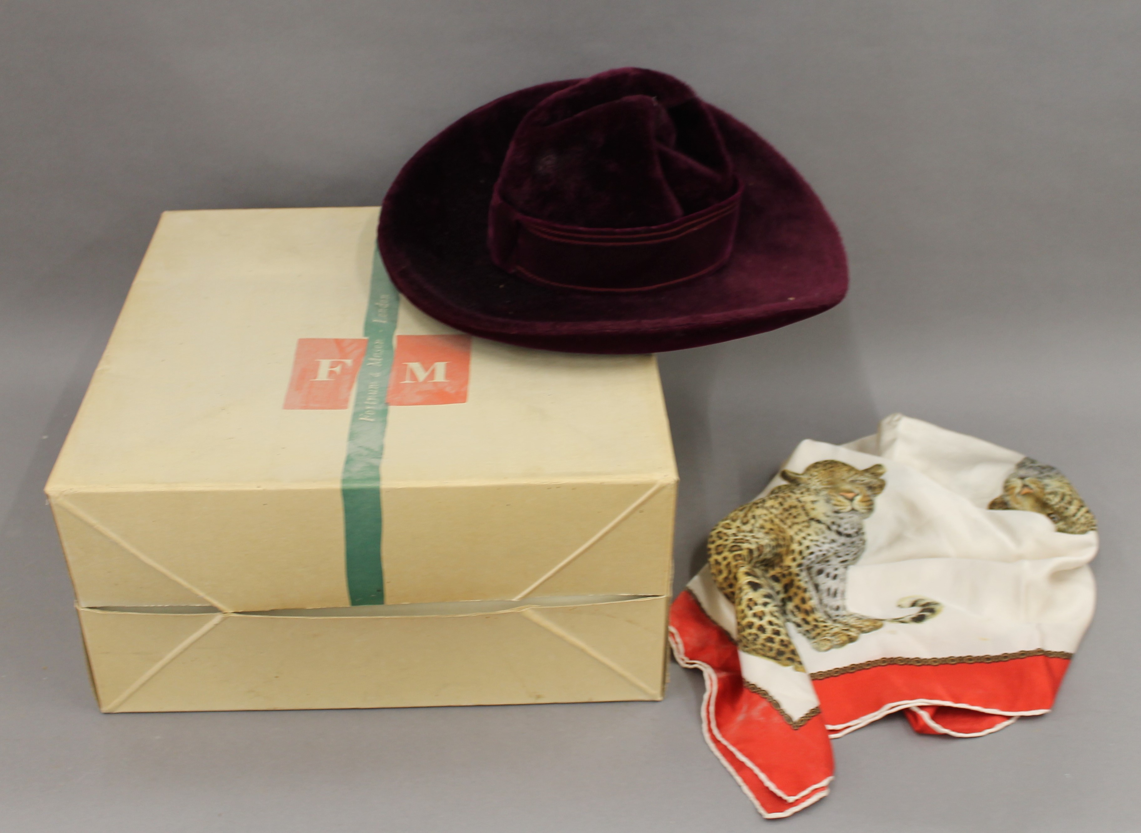 A quantity of vintage handbags and a vintage hat. - Image 4 of 7