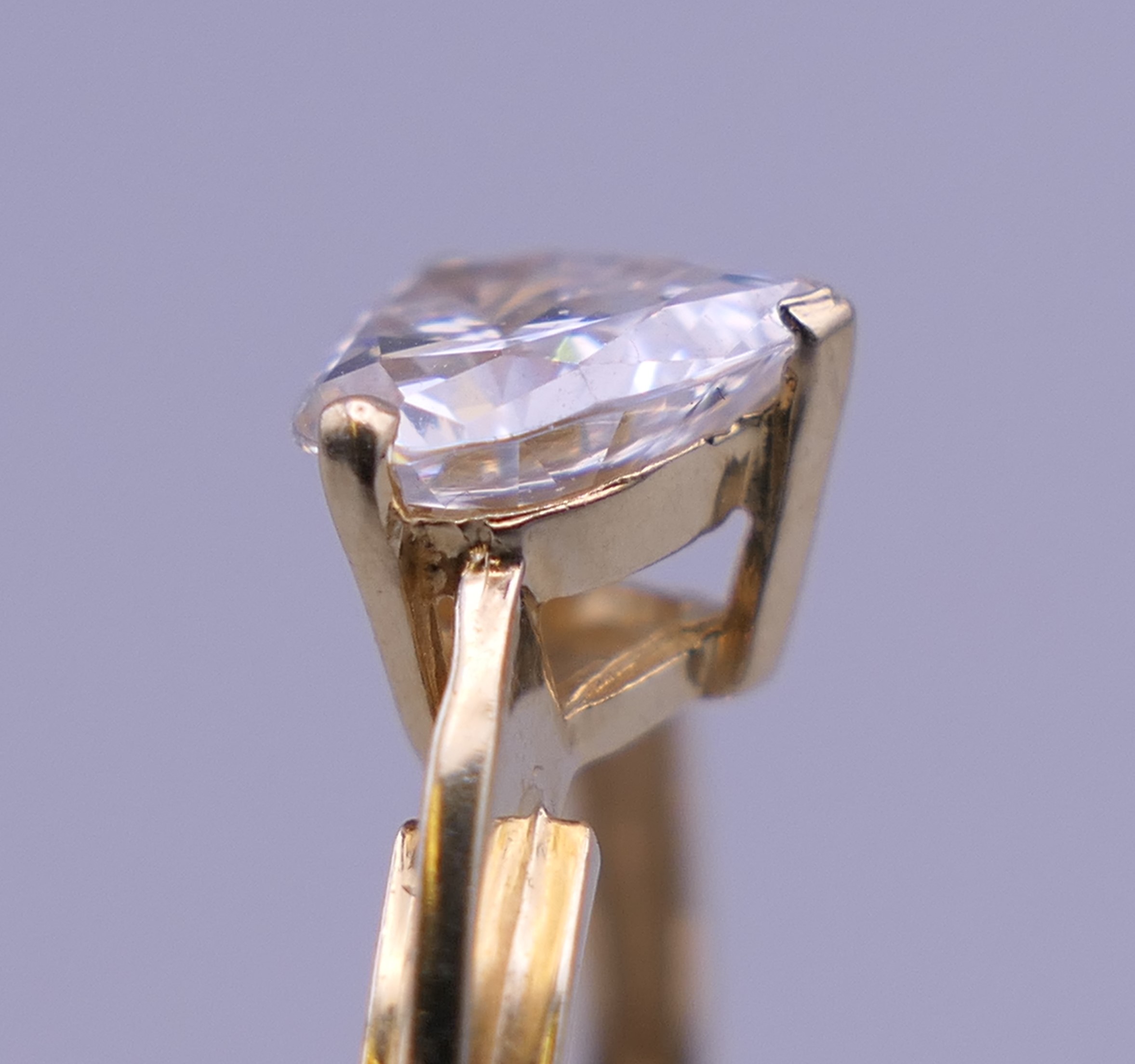 A 14 ct gold cubic zirconia ring. Ring size M. 2.3 grammes total weight. - Image 5 of 7