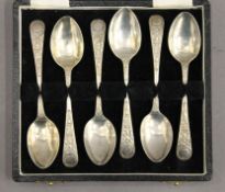 A cased set of silver teaspoons. 2.3 troy ounces.