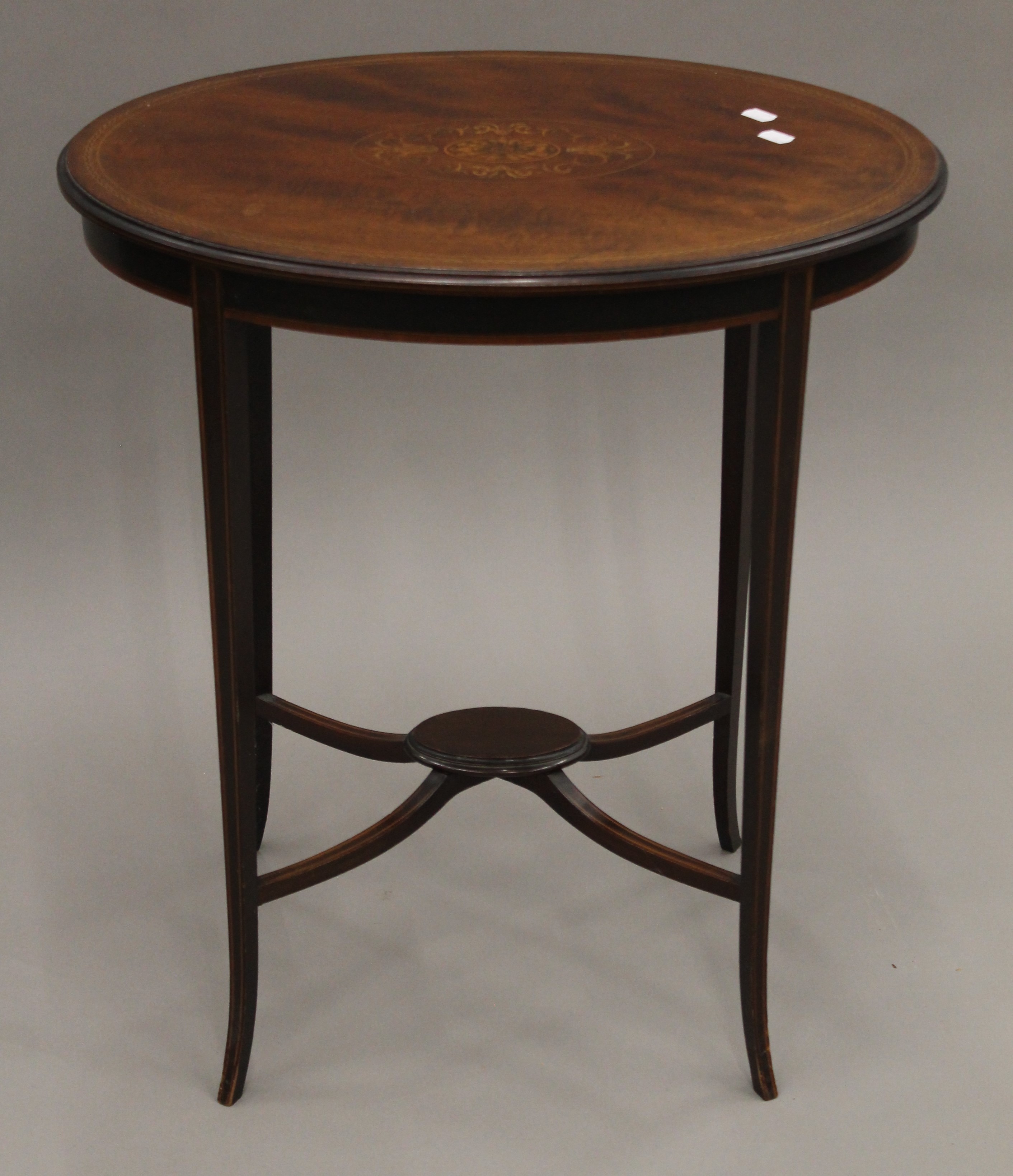 An Edwardian inlaid mahogany oval side table. 65 cm wide, 45 cm deep, 73 cm high.