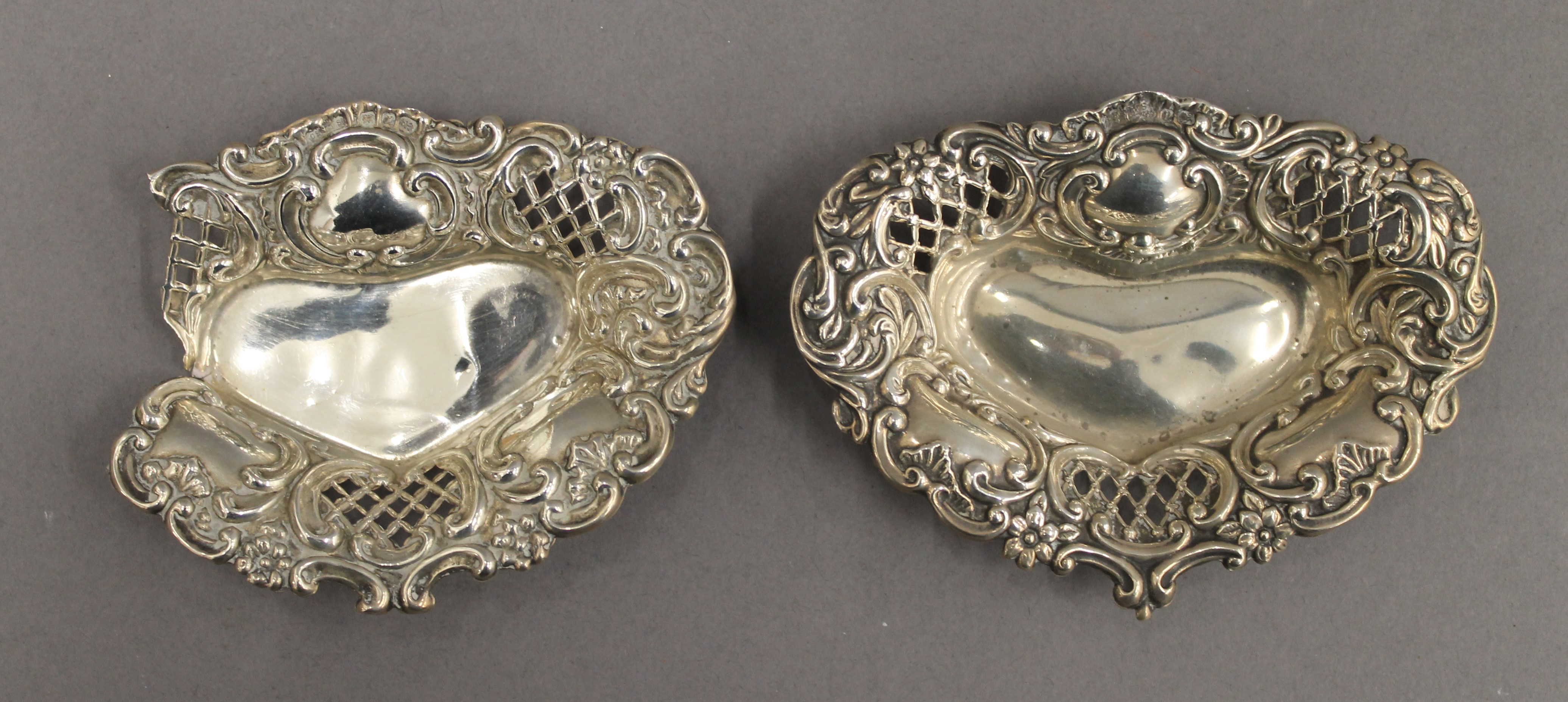A pair of silver pierced dishes, a napkin ring and two strainers. The former 10 cm wide. 3. - Image 3 of 14