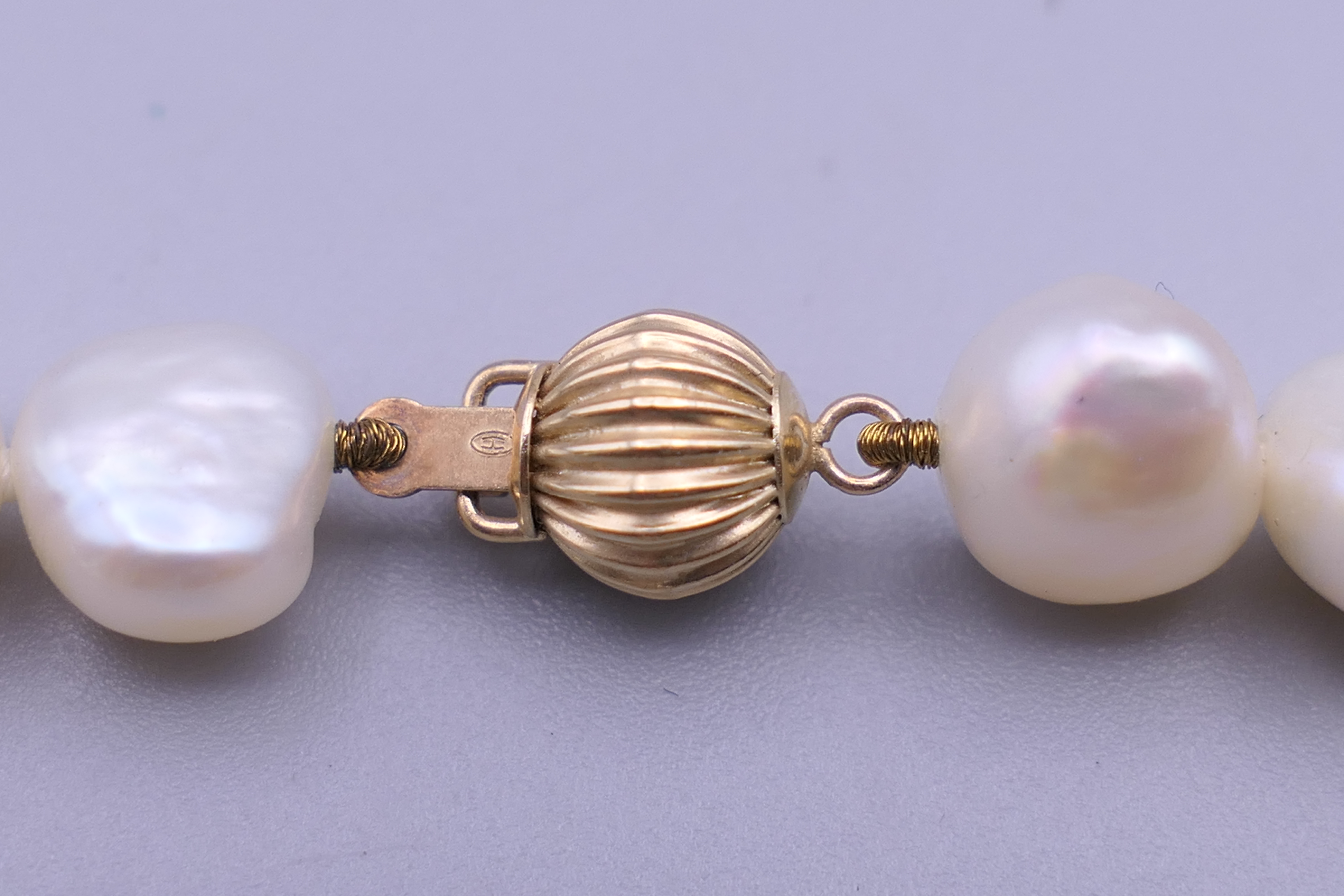 A pearl necklace with a 14 ct gold clasp - Image 7 of 7