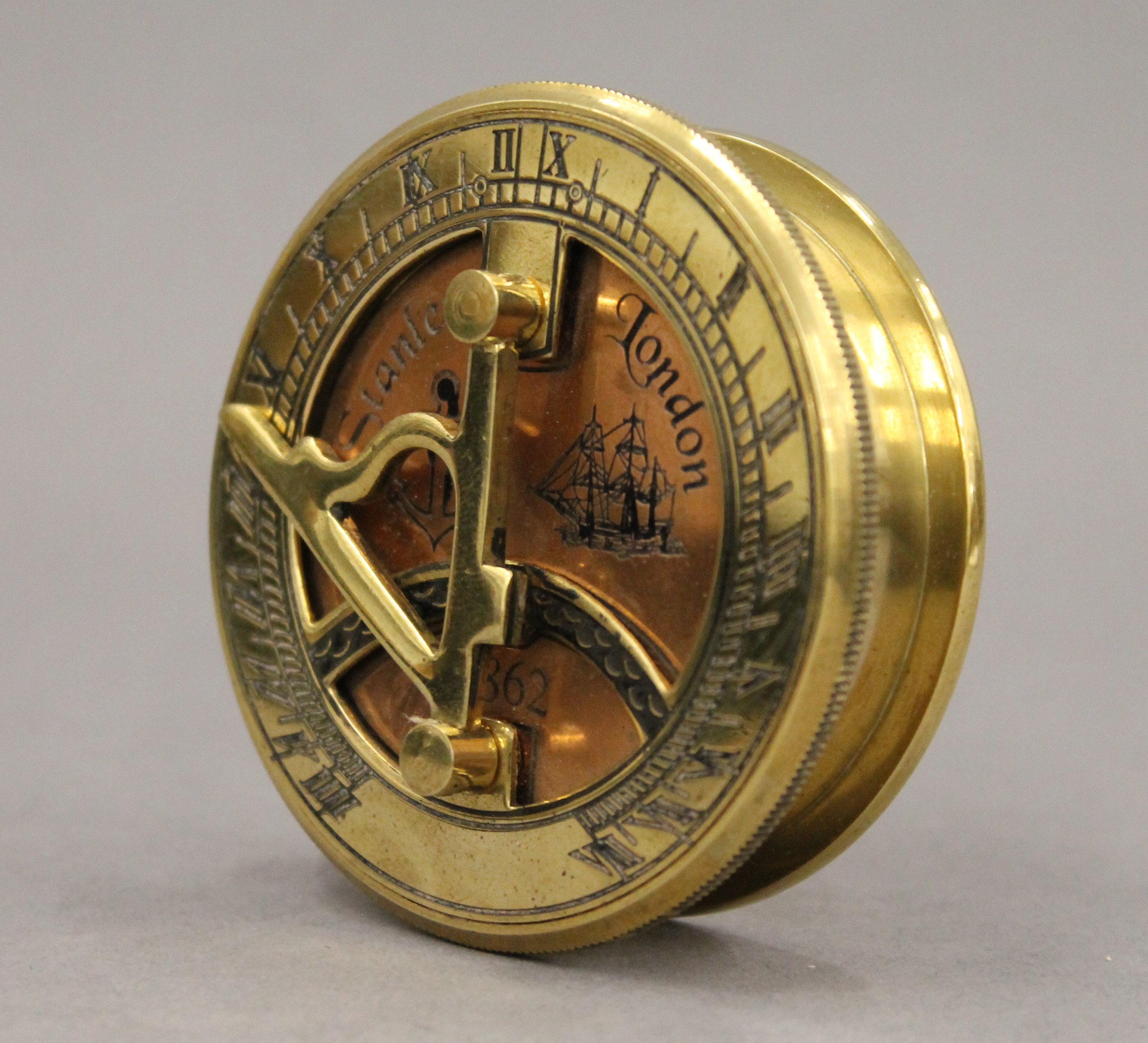 A brass and copper sundial compass. 6.5 cm diameter. - Image 3 of 4