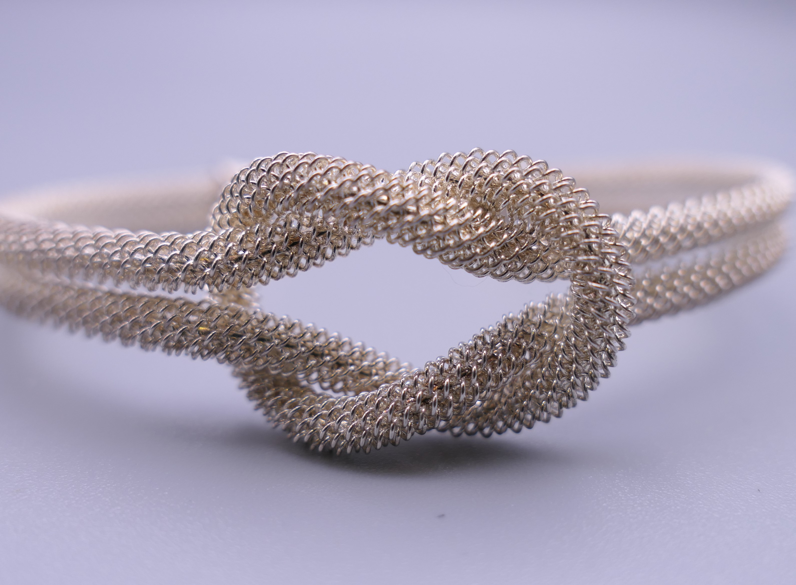 A 925 silver torque knot bracelet. 7.5 cm wide. - Image 5 of 5