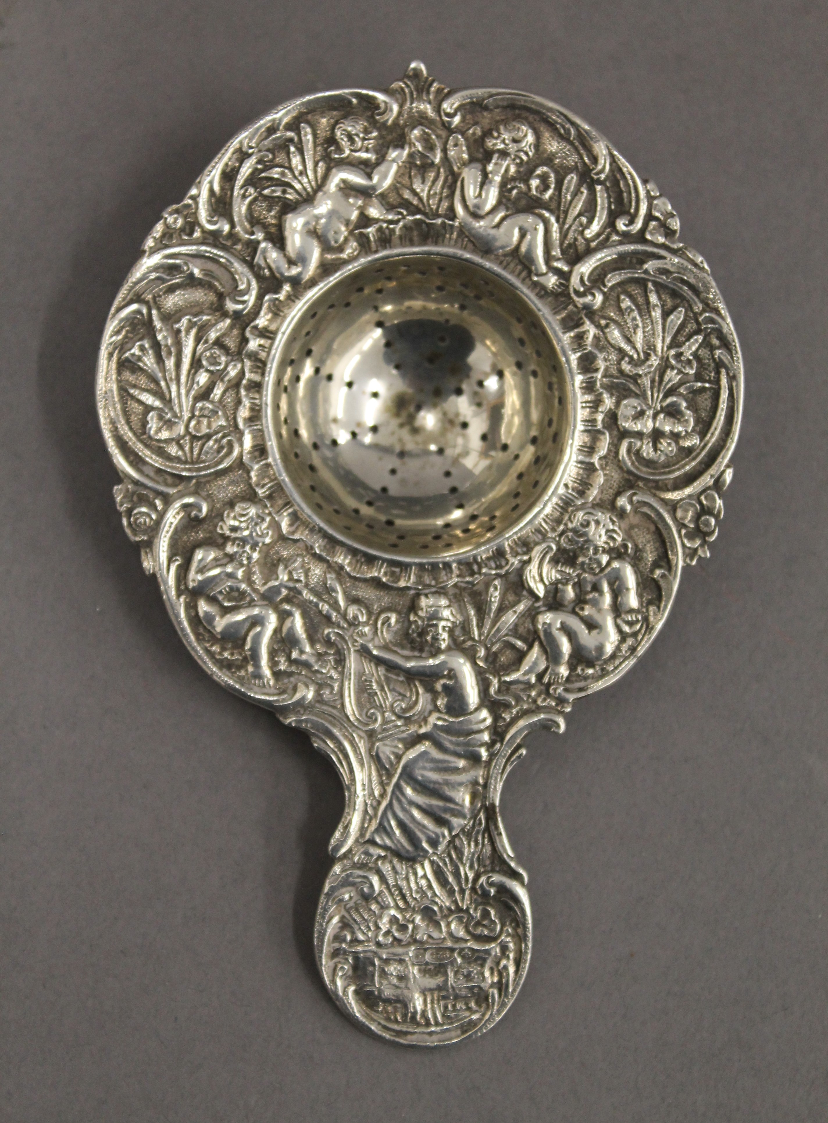 A pair of silver pierced dishes, a napkin ring and two strainers. The former 10 cm wide. 3. - Image 5 of 14