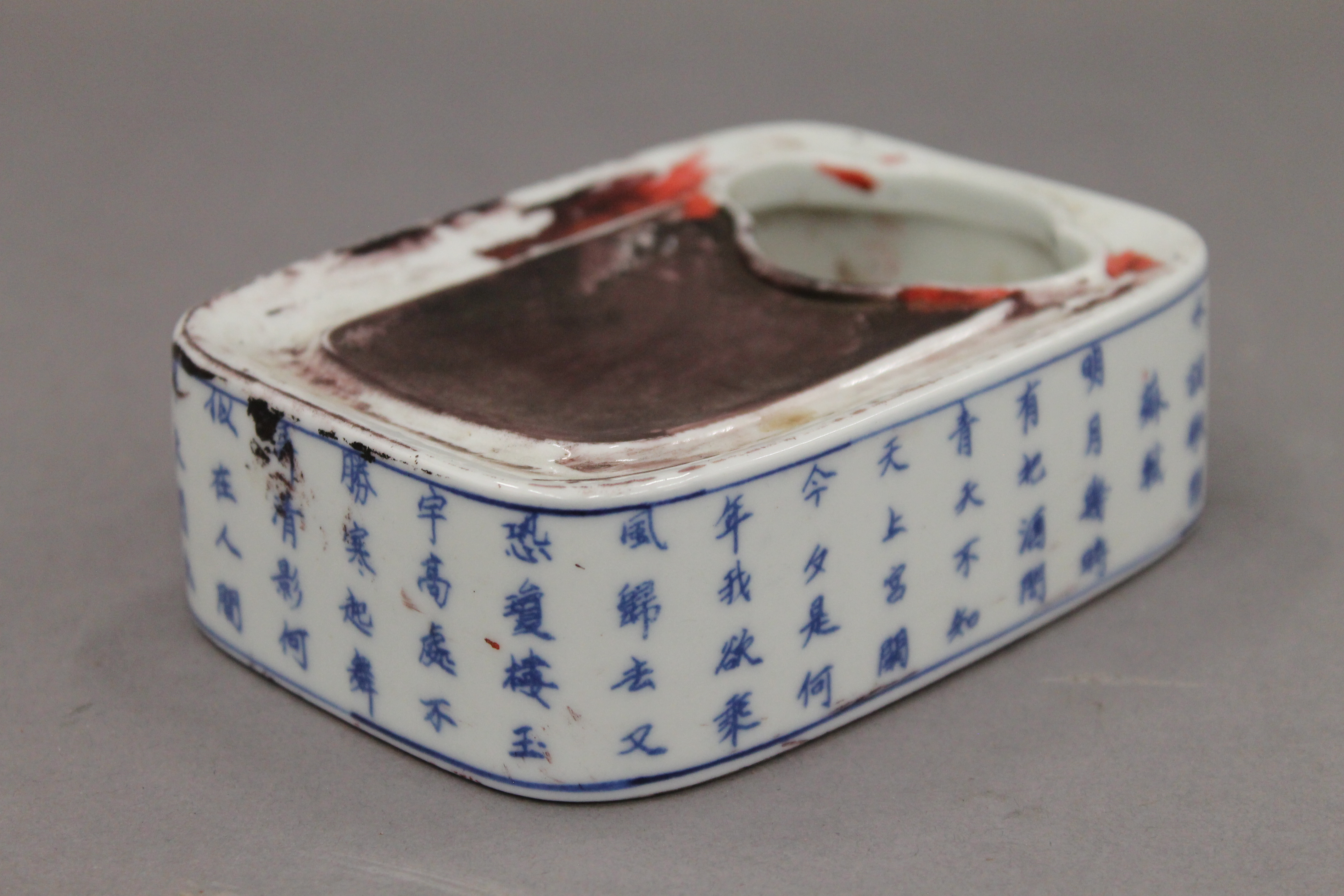 A Chinese blue and white porcelain inkstone decorated with calligraphy. 13 cm long. - Image 3 of 5