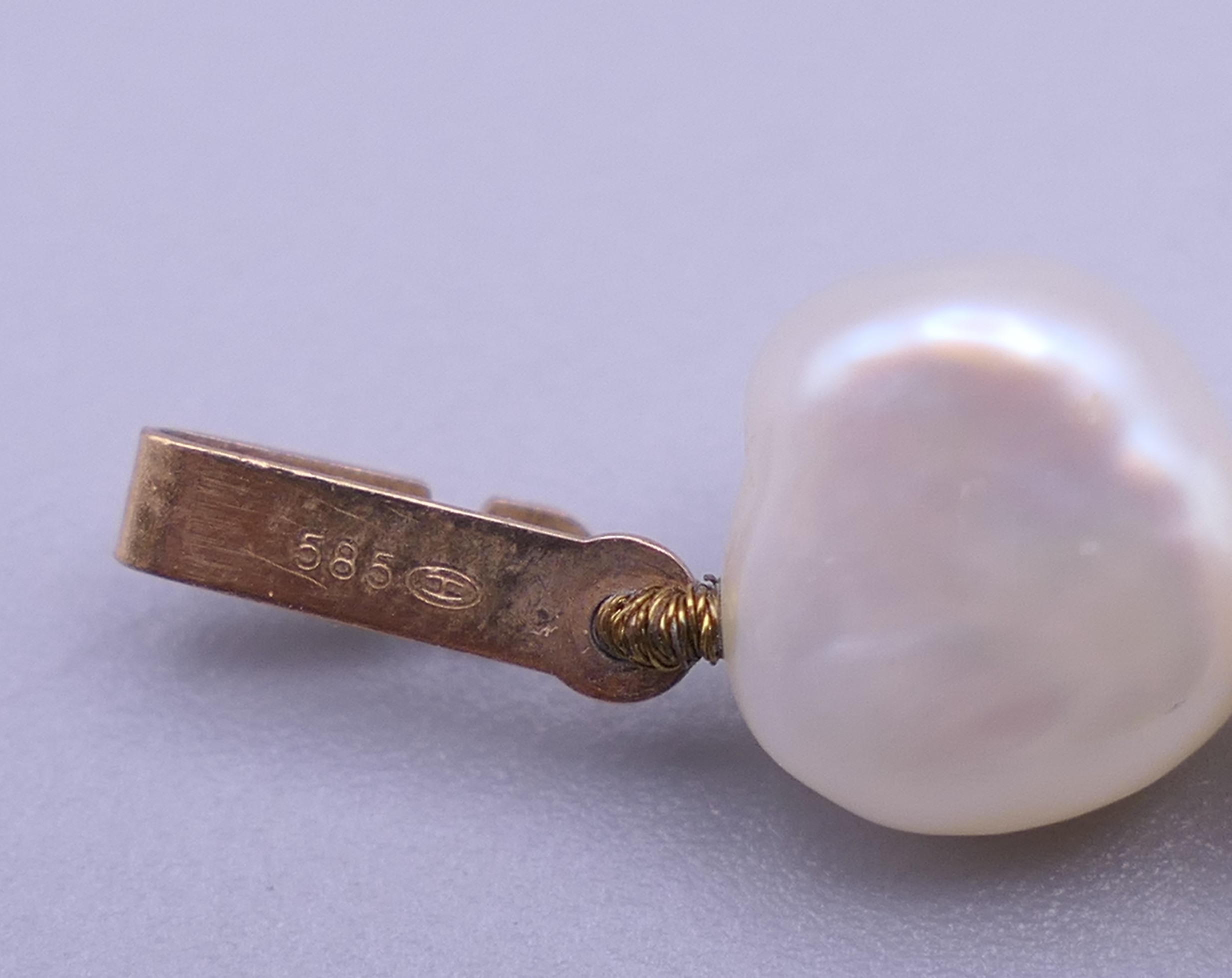 A pearl necklace with a 14 ct gold clasp - Image 6 of 7
