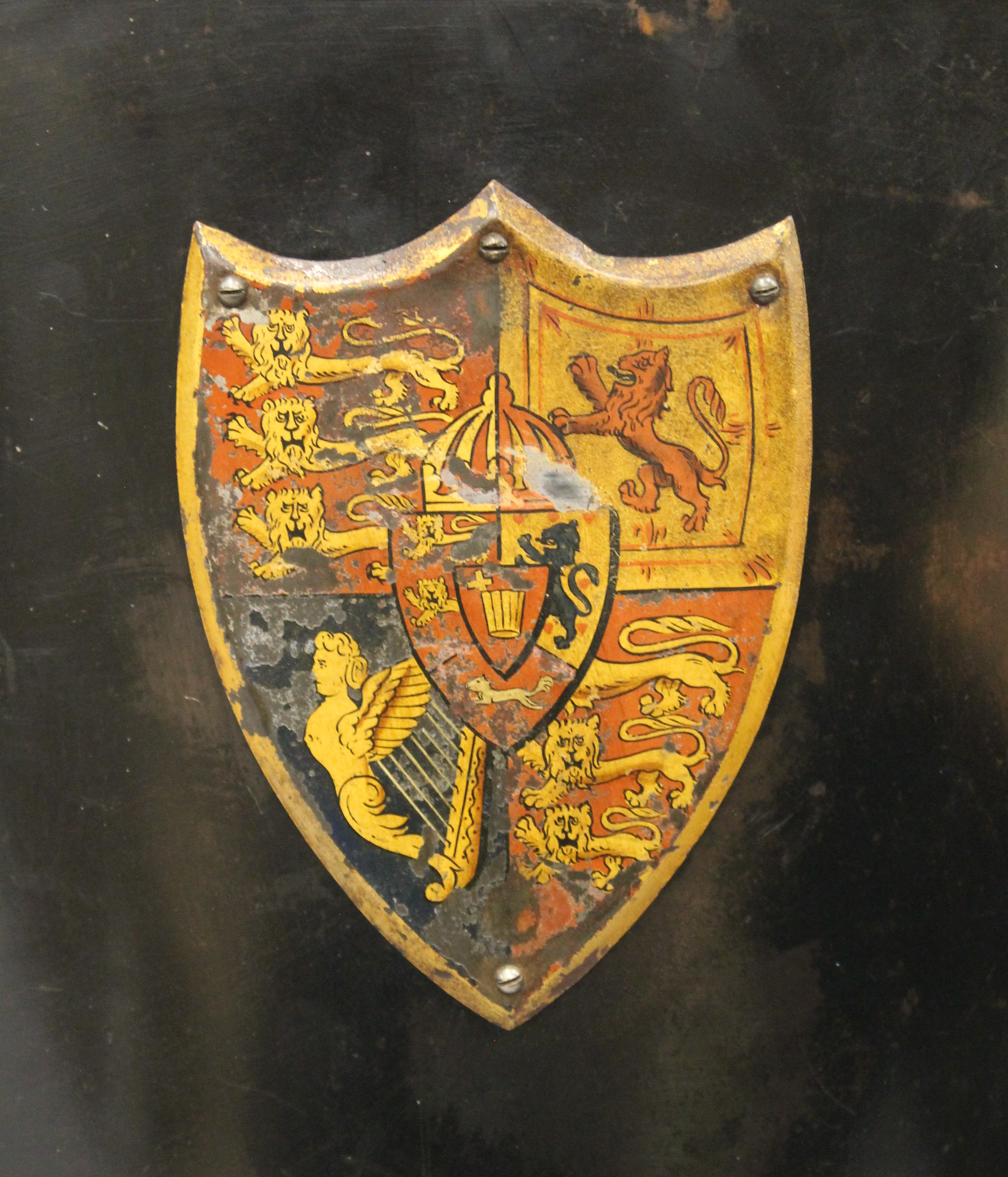 A county house toleware bucket with applied coat of arms. 40 cm high. - Image 3 of 5