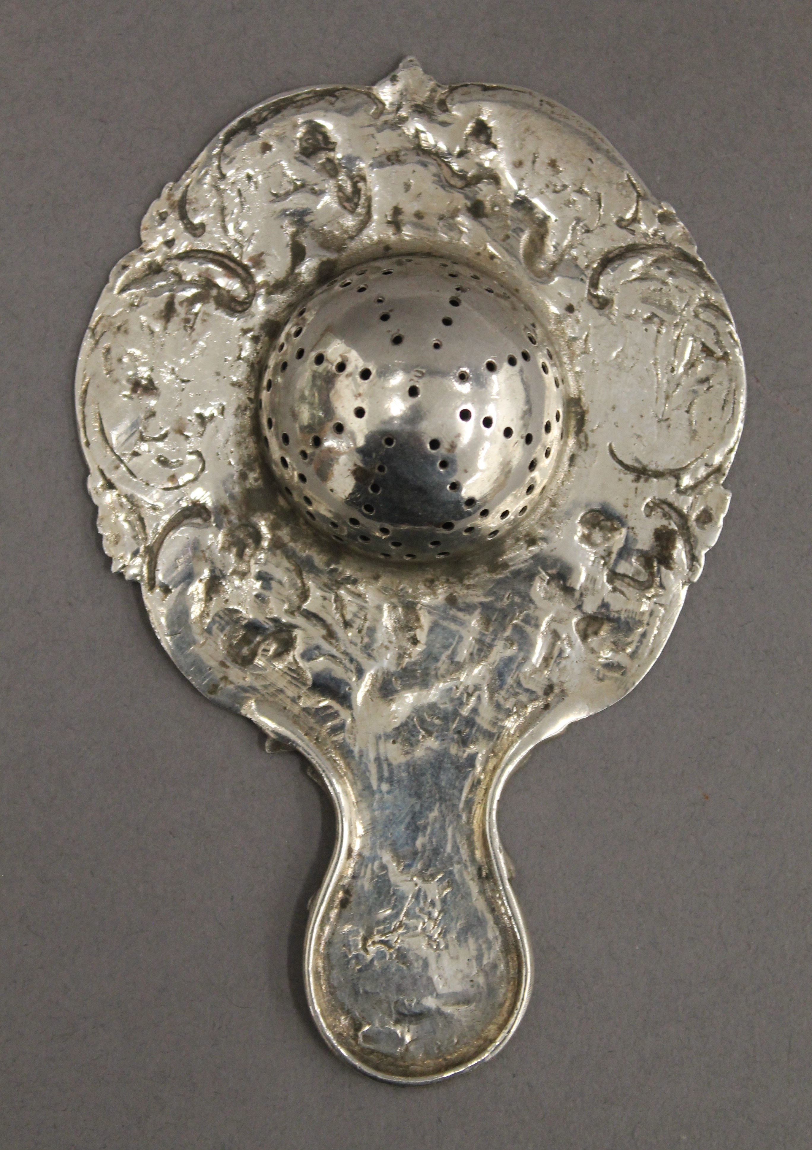 A pair of silver pierced dishes, a napkin ring and two strainers. The former 10 cm wide. 3. - Image 6 of 14