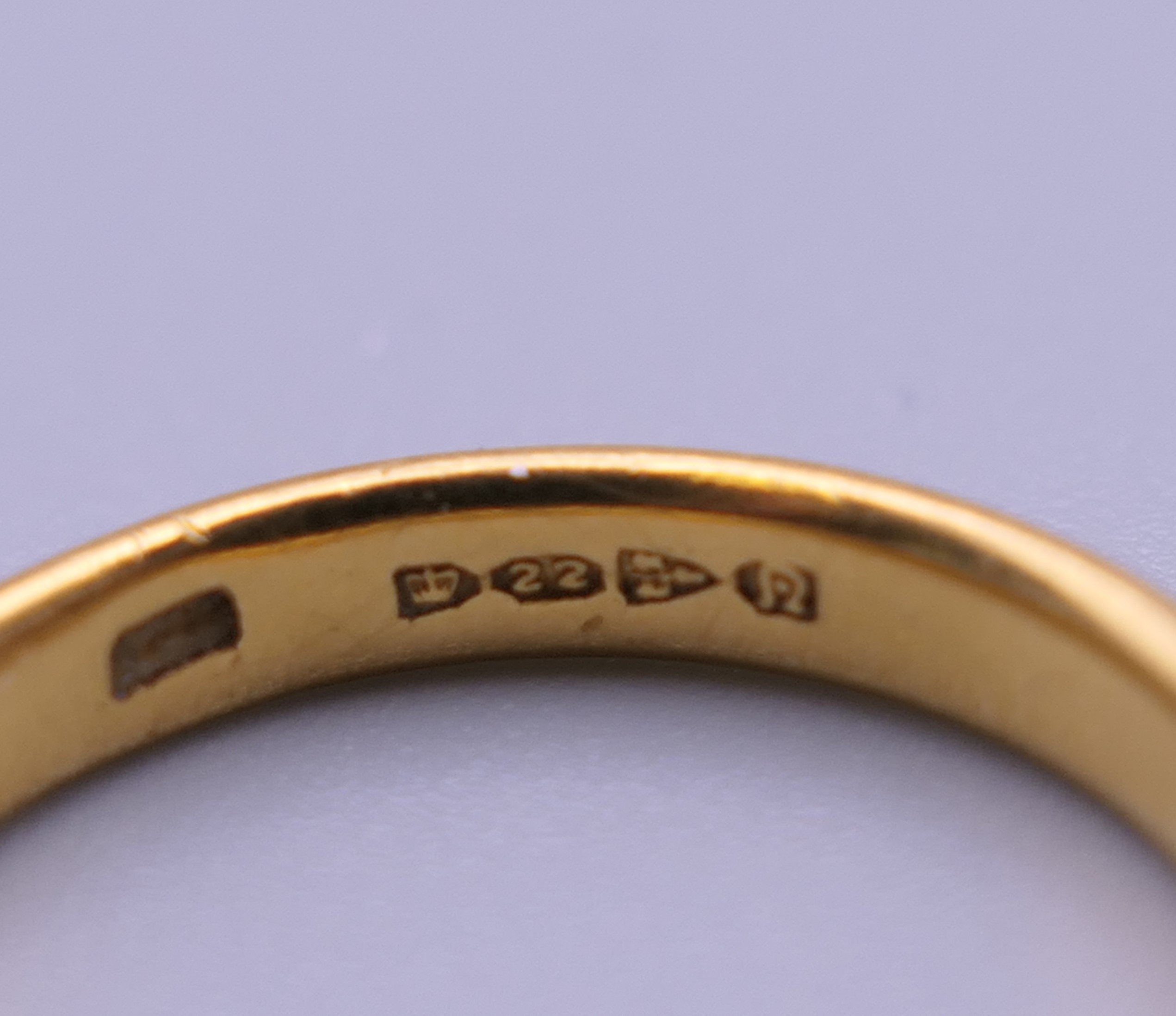 Two 22 ct gold wedding bands. Ring size J and L. 7.7 grammes. - Image 6 of 6