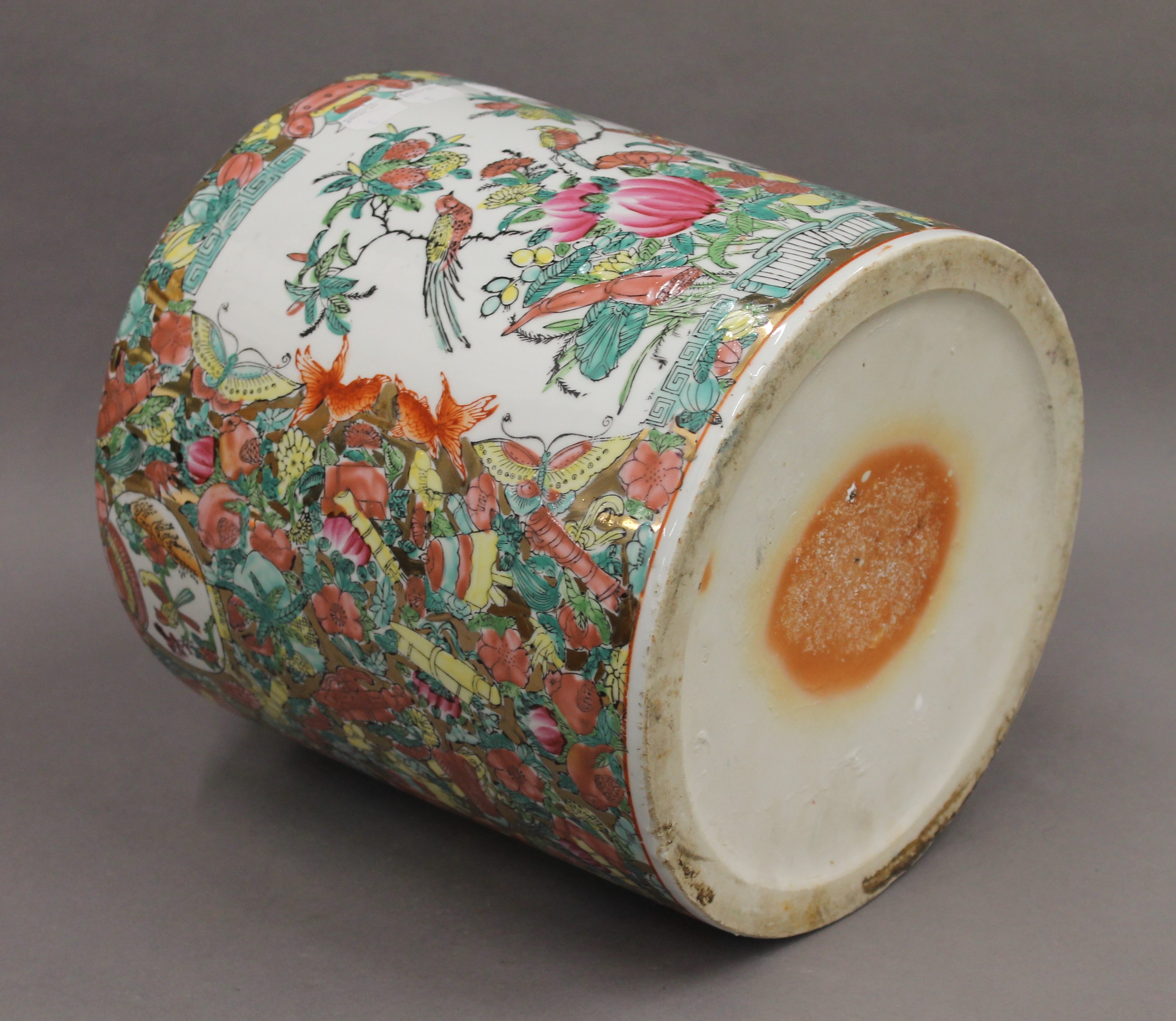 A large Chinese famille rose lidded ginger jar. 37 cm high, 25.5 cm diameter. - Image 4 of 4