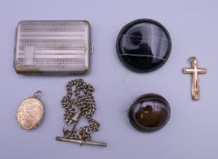 A small quantity of jewellery.