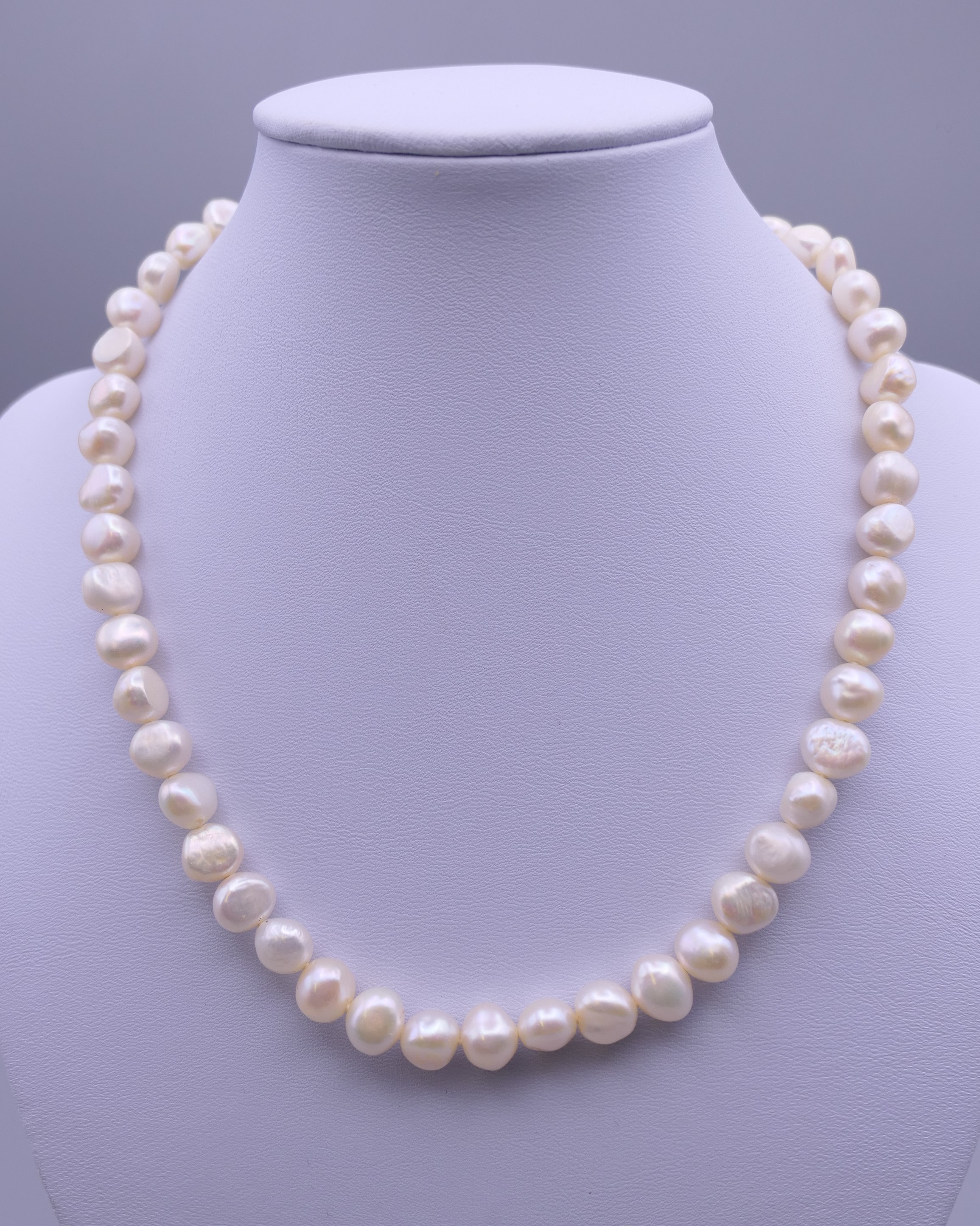 A pearl necklace with a 14 ct gold clasp