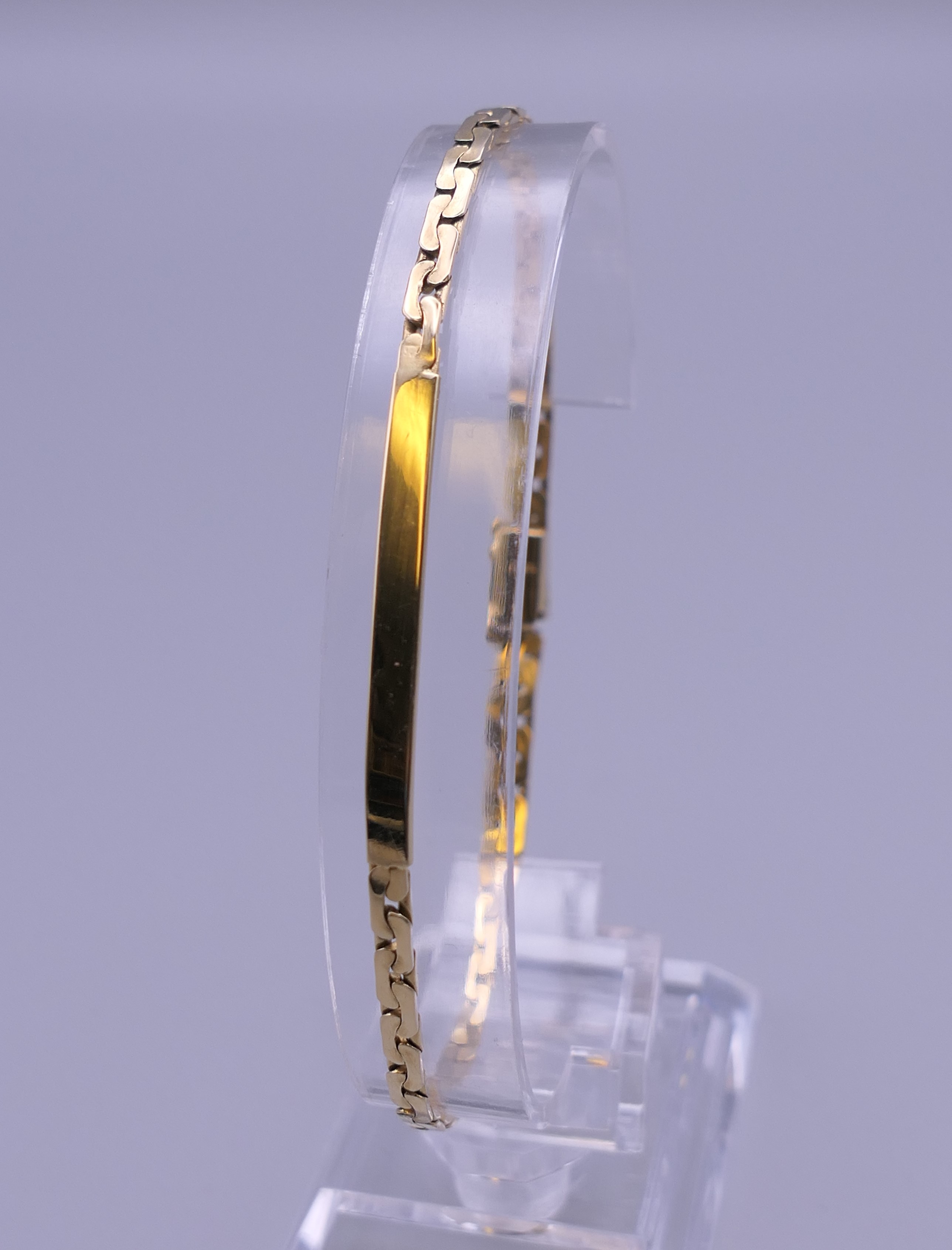 An 18 ct gold ID bracelet. 9 grammes. 20 cm long.