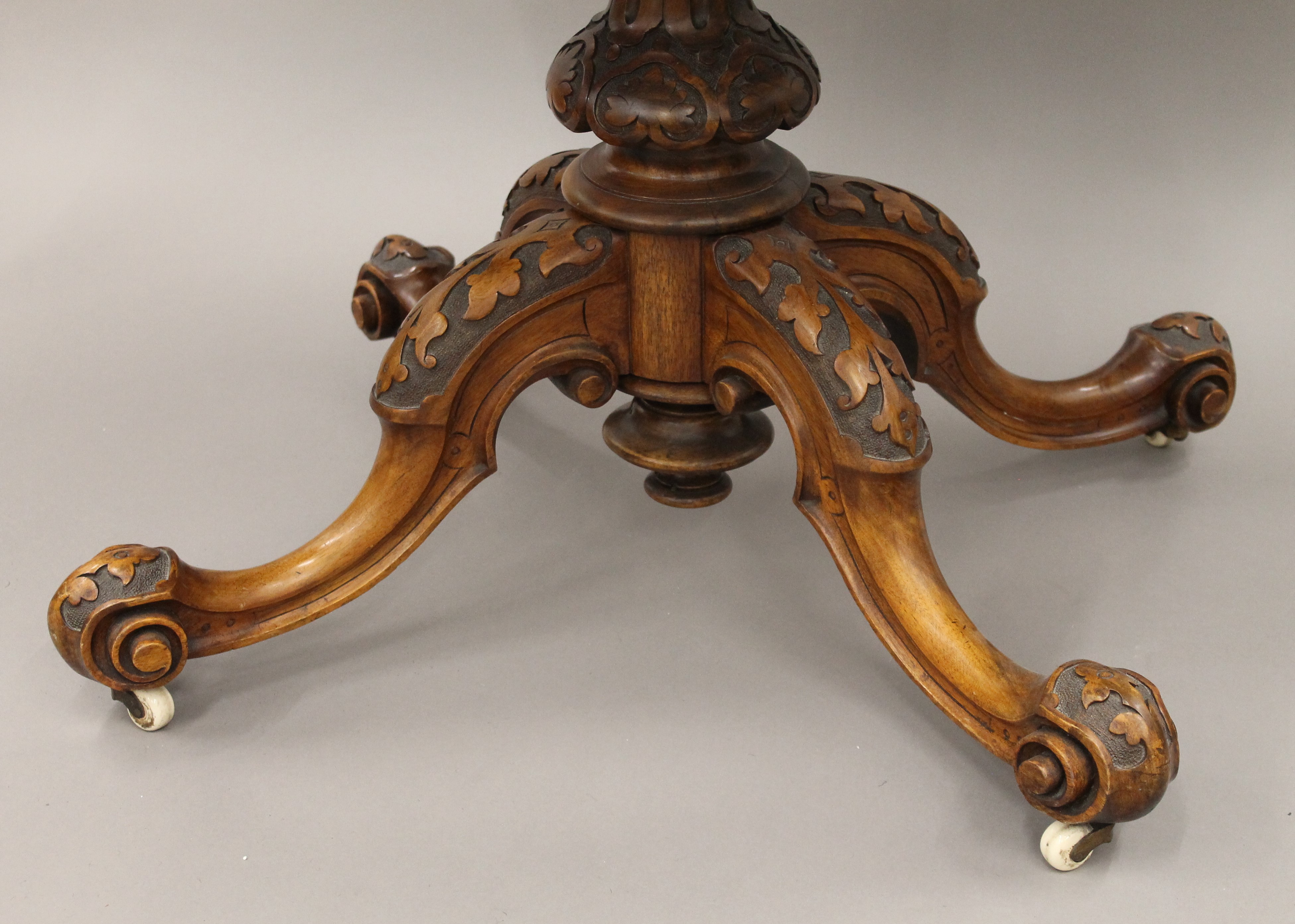 A burr walnut loo table with floral carved border. 122 cm long. - Image 5 of 6